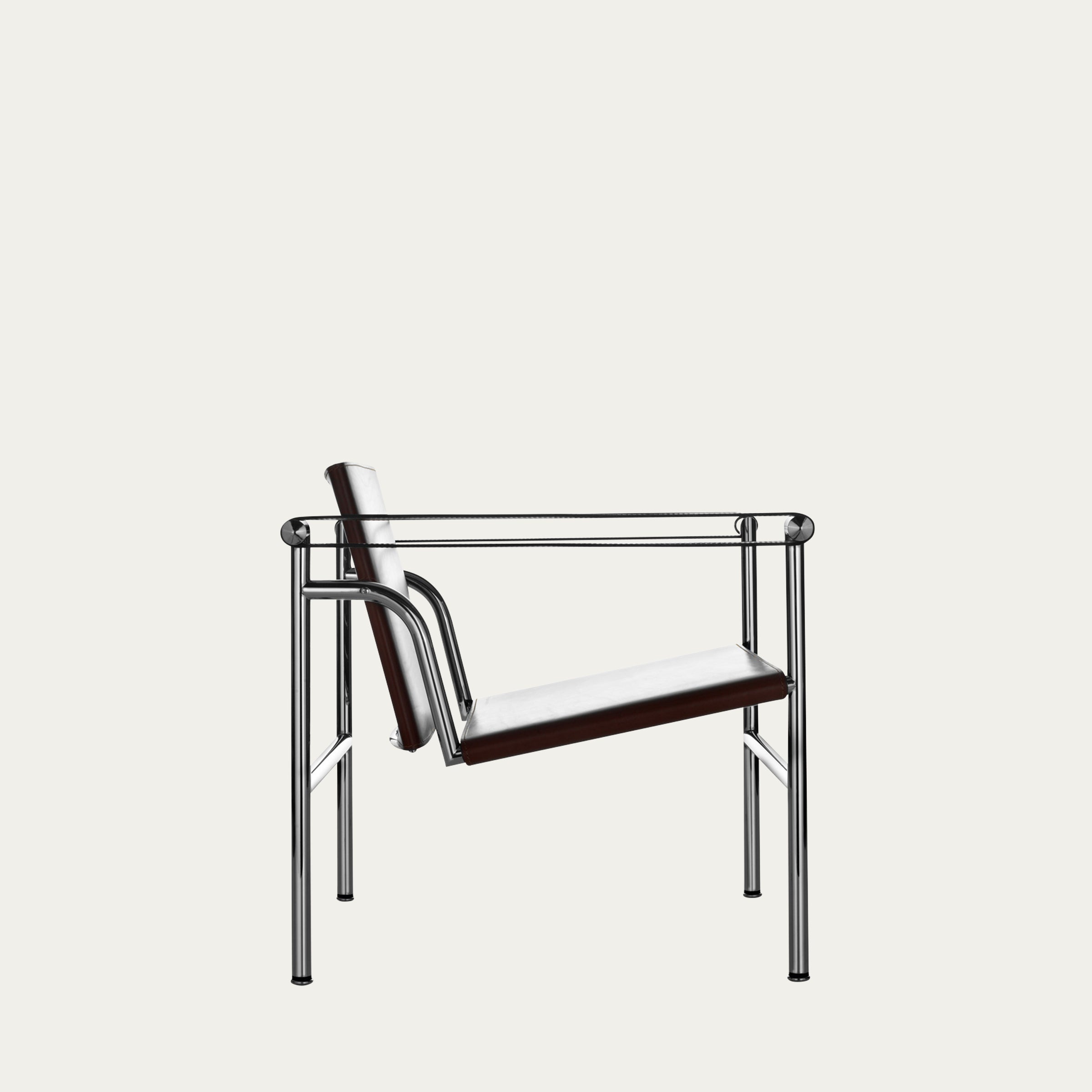 Seitliche Ansicht des LC1 Sessels Fauteuil à Dossier Basculant von Le Corbusier, mit weißem Lederbezug und verchromtem Stahlrohrgestell