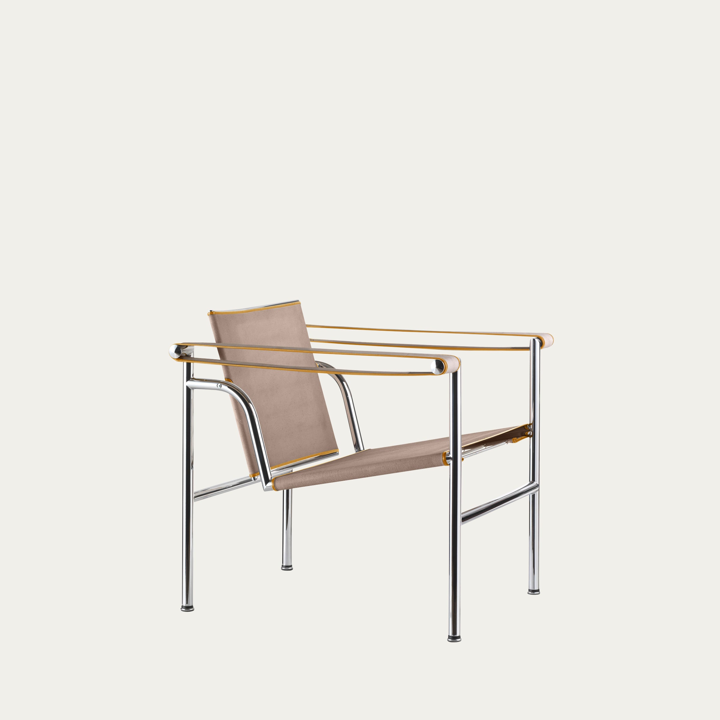 Schrägansicht des LC1 Sessels von Le Corbusier mit beigem Canvas-Bezug, verchromtem Gestell und messingfarbenen Lederdetails