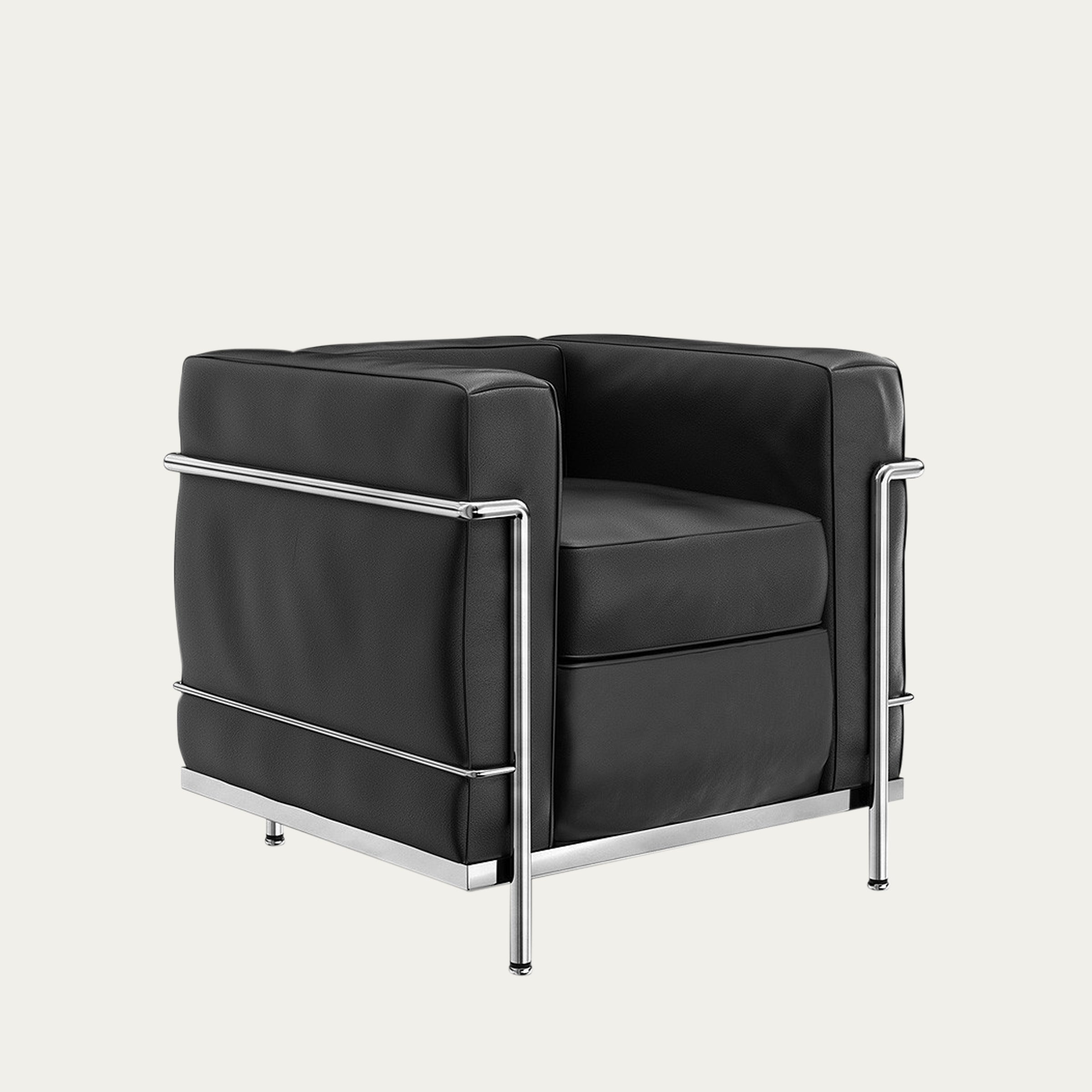 Seitliche Ansicht des LC2 Petit Modèle Sessels von Le Corbusier aus schwarzem Leder mit verchromtem Rahmen