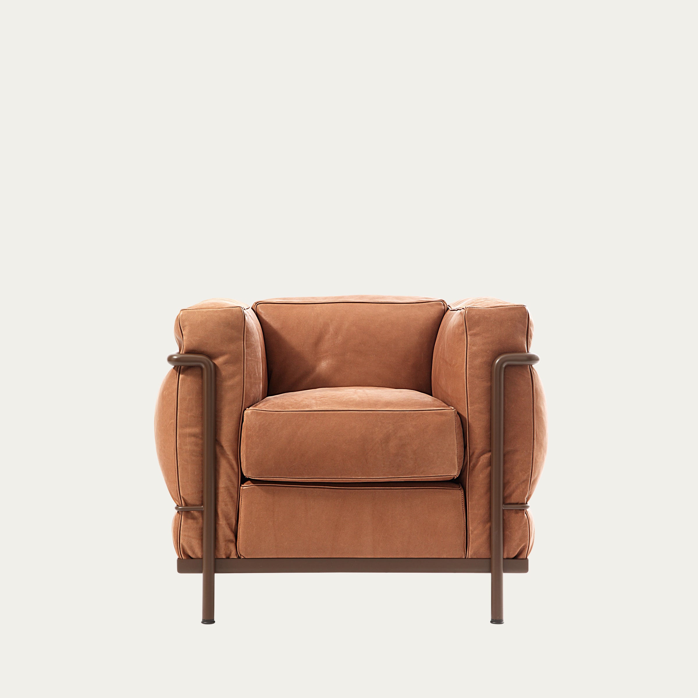 Frontalansicht des LC2 Sessel Petit Modèle von Le Corbusier in cognacfarbenem Leder mit braunem Stahlrahmen
