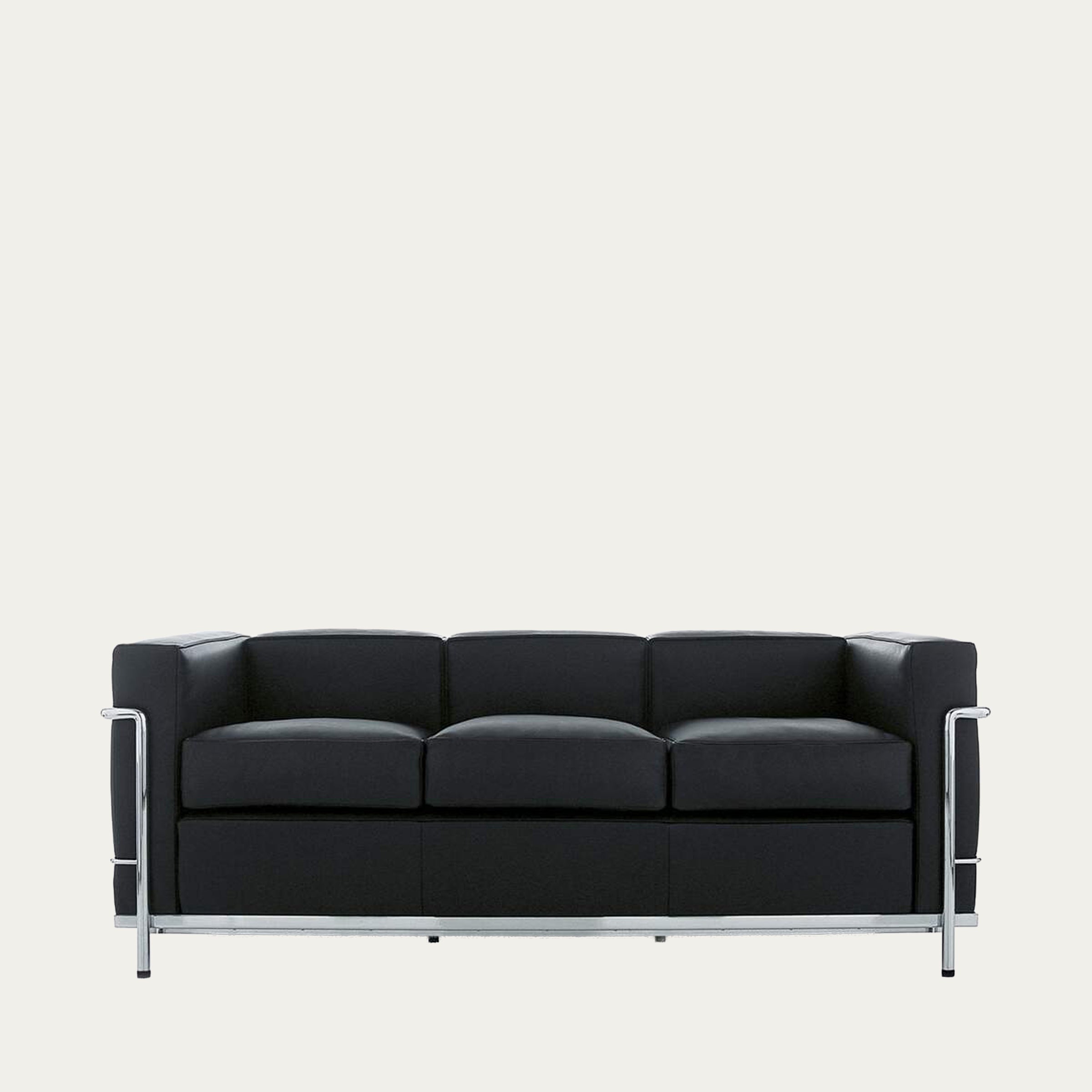 Frontansicht des LC2 Sofa Petit Modèle – dreisitziges Sofa in schwarzem Leder mit verchromtem Stahlrohrrahmen