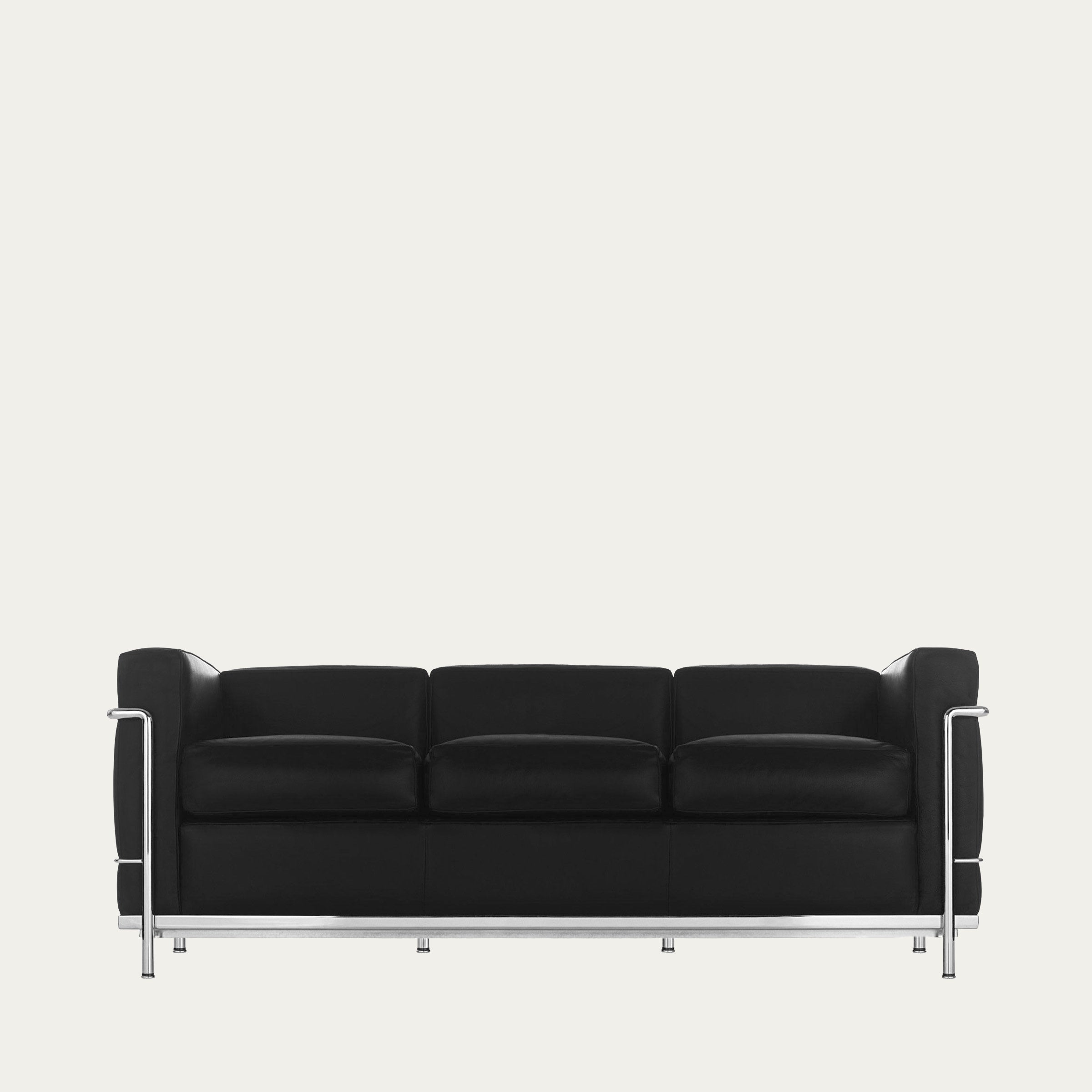 Zentralansicht des LC2 Sofa Petit Modèle – dreisitziges schwarzes Ledersofa mit verchromtem Stahlrahmen