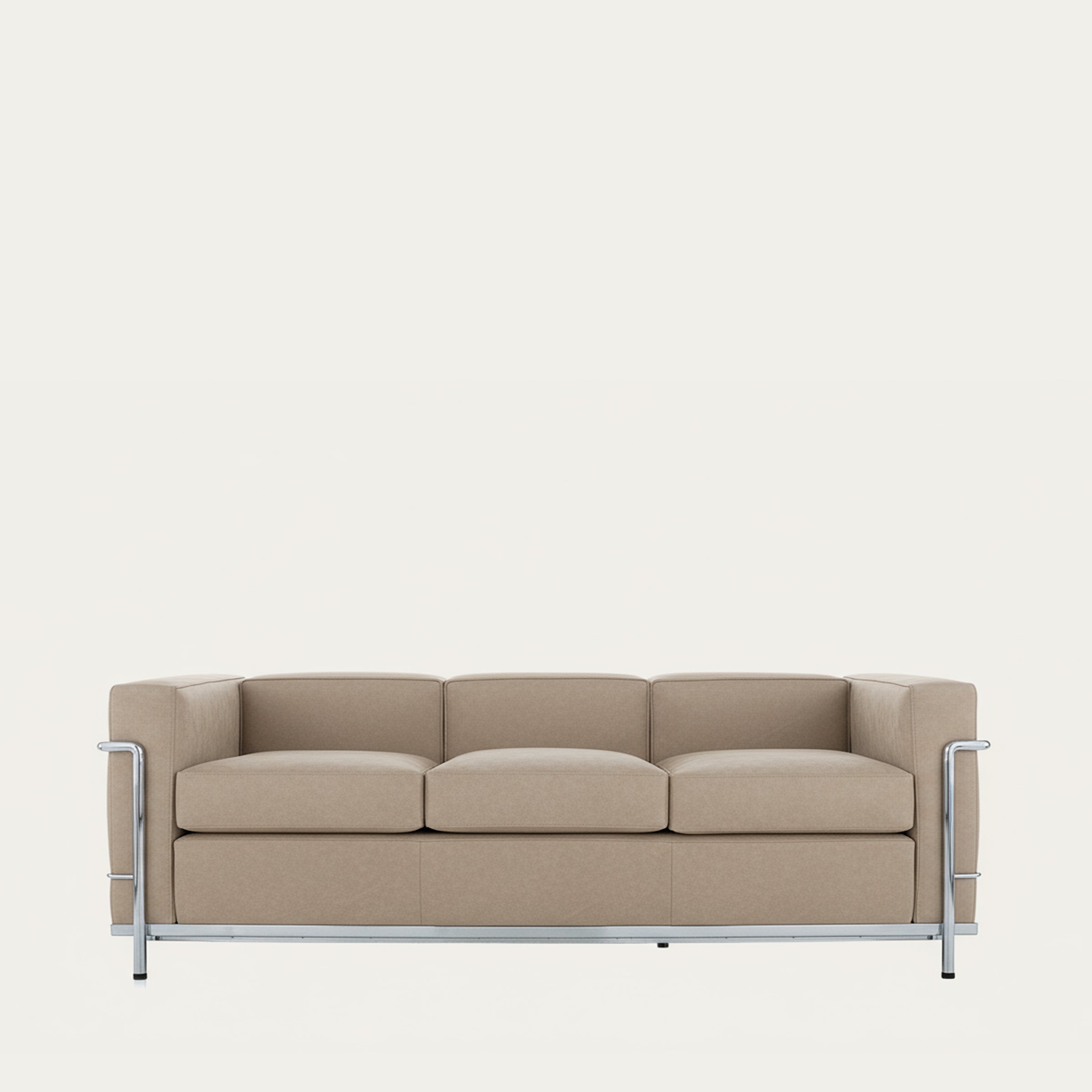 Frontansicht des LC2 Sofa Petit Modèle – dreisitziges Sofa in warmem Beige mit verchromtem Stahlrohrrahmen