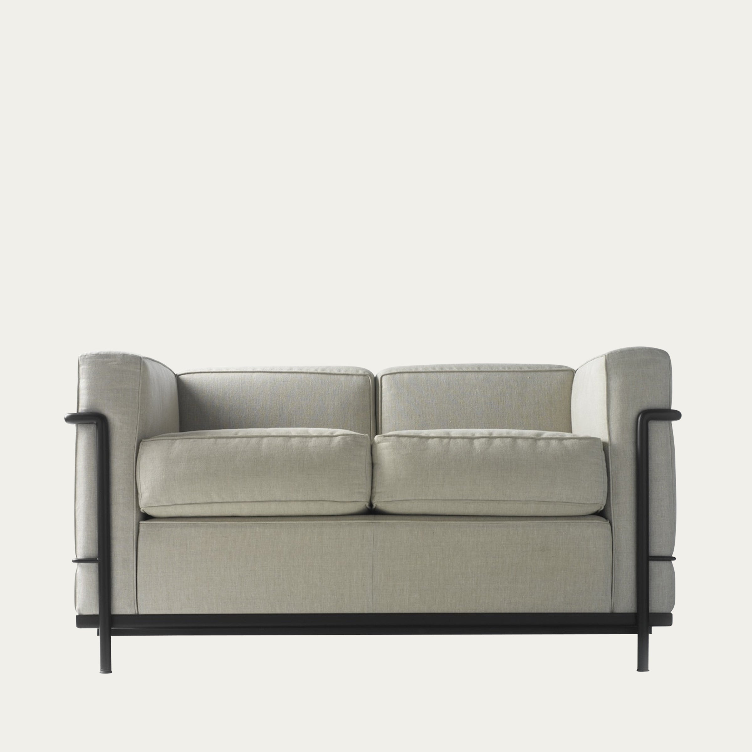Frontansicht des LC2 Sofa Petit Modèle von Le Corbusier – zweisitziges Sofa in hellem Grau mit mattschwarzem Stahlrohrrahmen