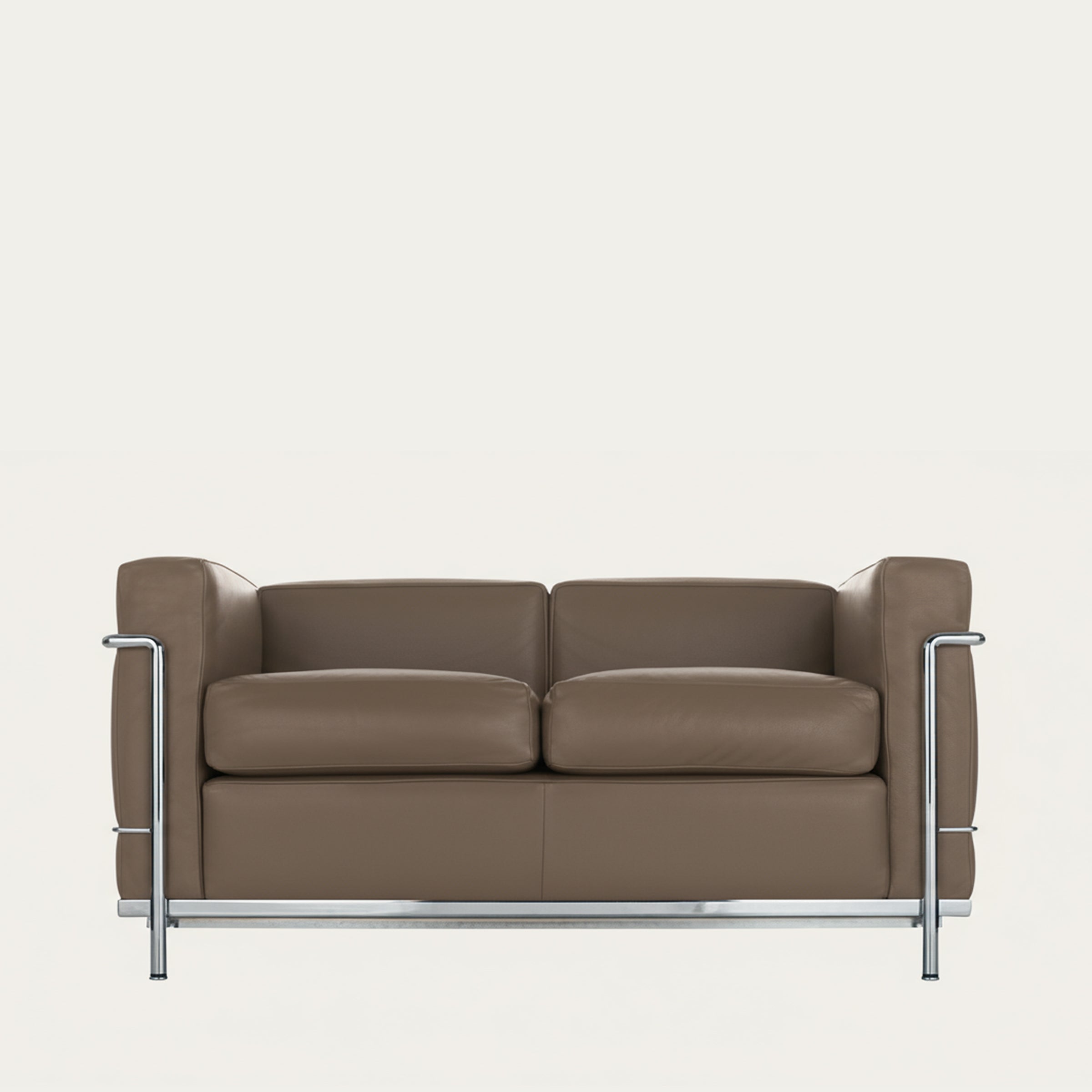 Frontansicht des LC2 Sofa Petit Modèle – Zweisitzer in braunem Leder mit verchromtem Stahlrahmen