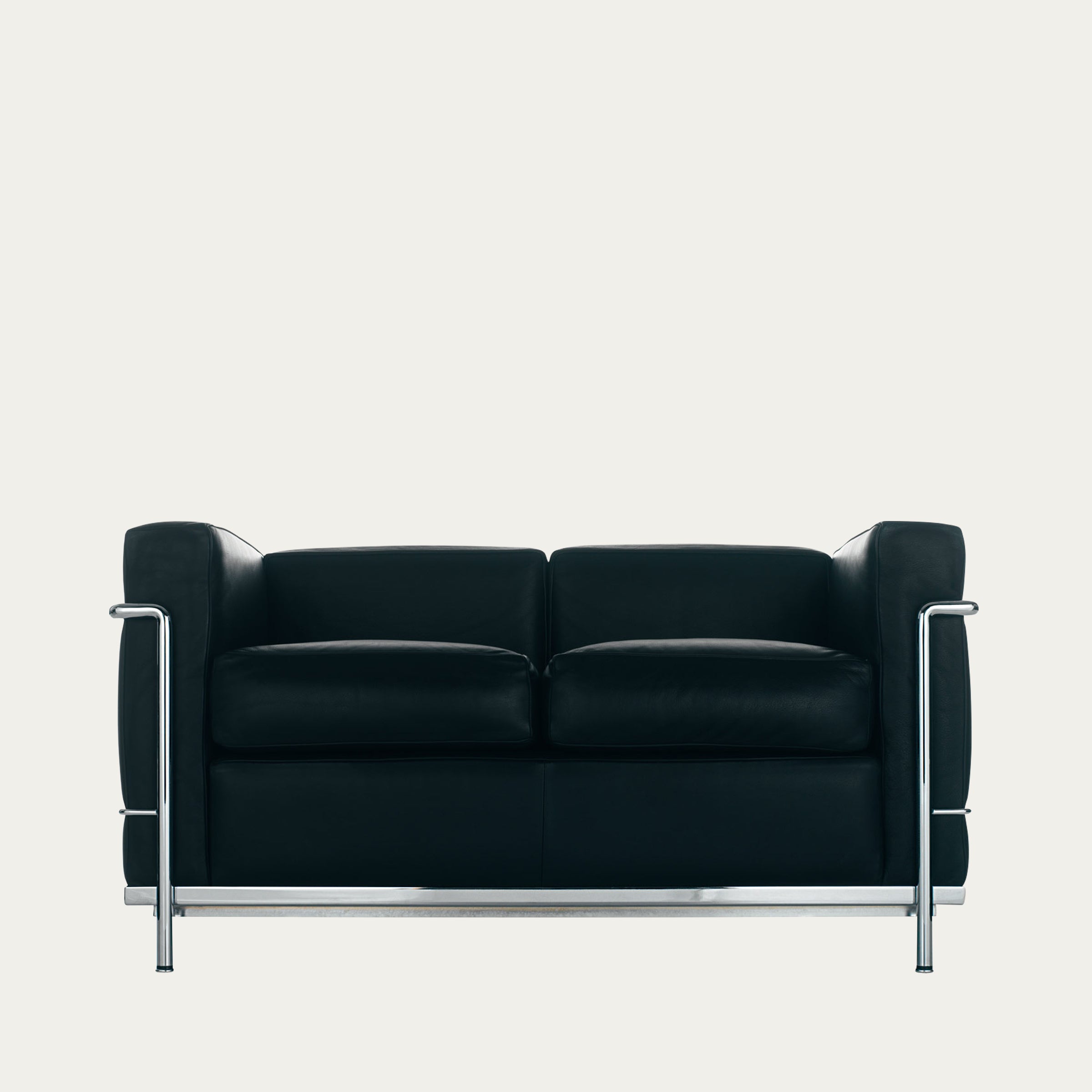 Frontansicht des LC2 Sofa Petit Modèle – Zweisitzer aus schwarzem Leder mit verchromtem Stahlrahmen