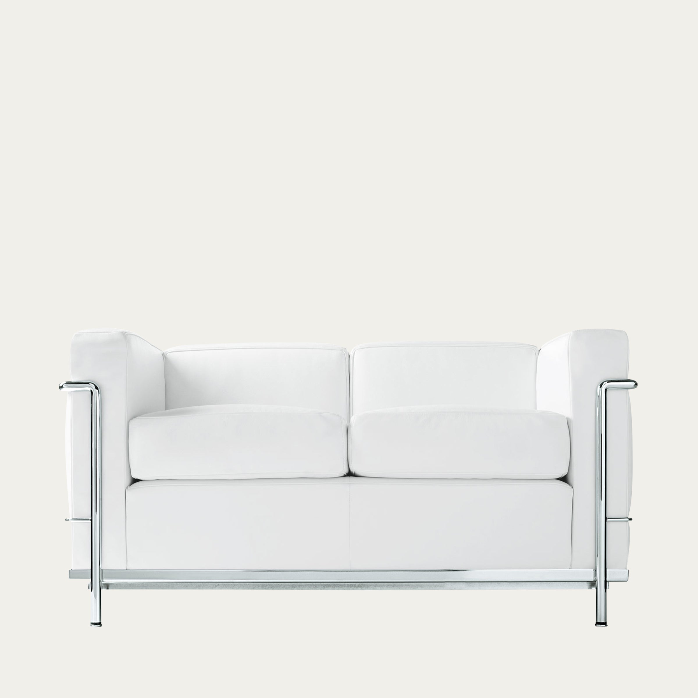 Frontansicht des LC2 Sofa Petit Modèle von Le Corbusier – Zweisitzer aus weißem Leder mit poliertem Stahlrohrrahmen
