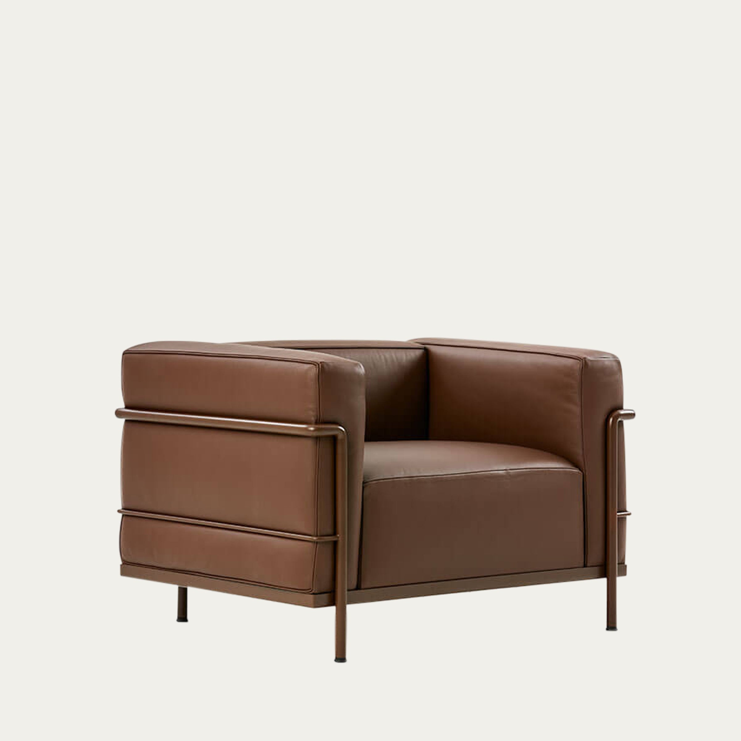 Schrägansicht des LC3 Sessels Grand Modèle von Le Corbusier in braunem Leder mit bronziertem Stahlrahmen