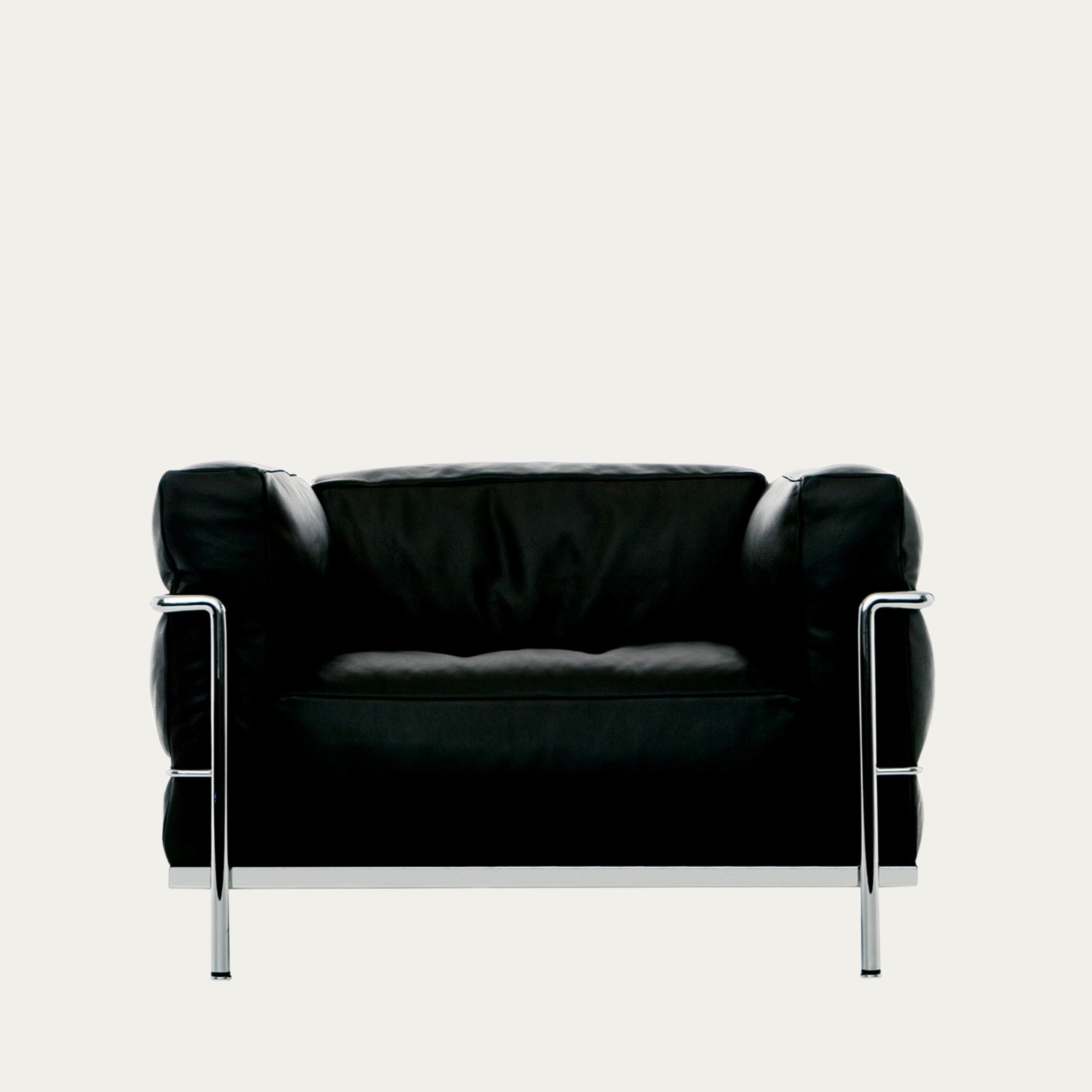Frontansicht des schwarzen LC3 Sessels Grand Modèle von Le Corbusier mit verchromtem Stahlrahmen und weichen Polstern