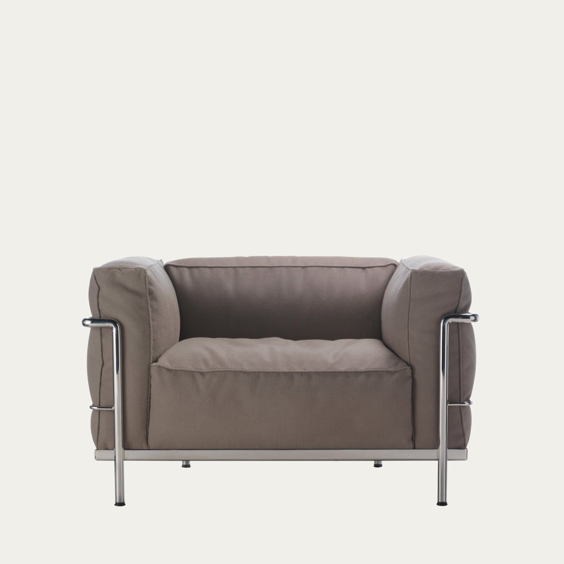 Frontansicht des LC3 Sessels Grand Modèle von Le Corbusier in grauem Stoffbezug und verchromtem Stahlgestell