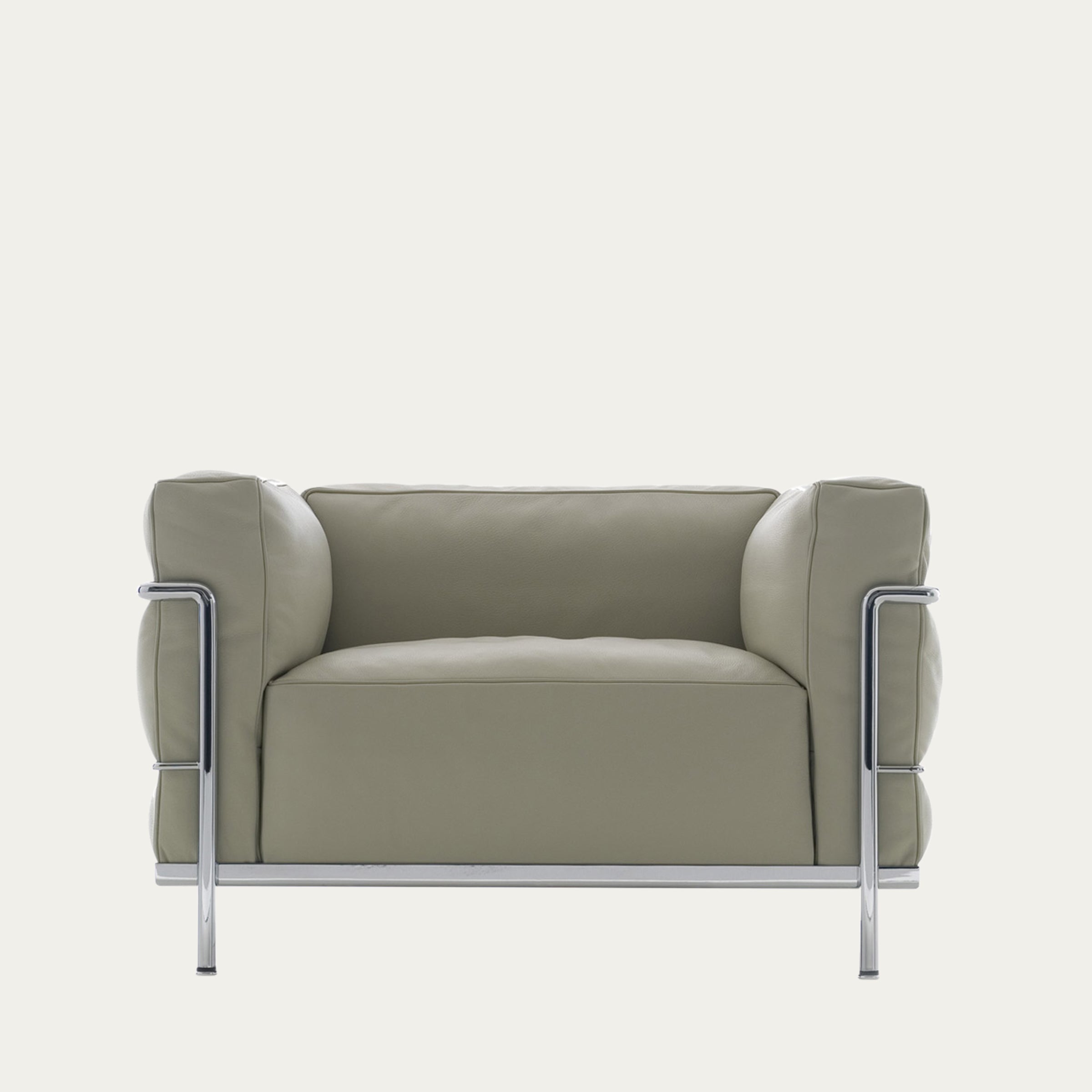 Frontansicht des LC3 Sessels Grand Modèle von Le Corbusier in hellem Leder und verchromtem Stahlrahmen