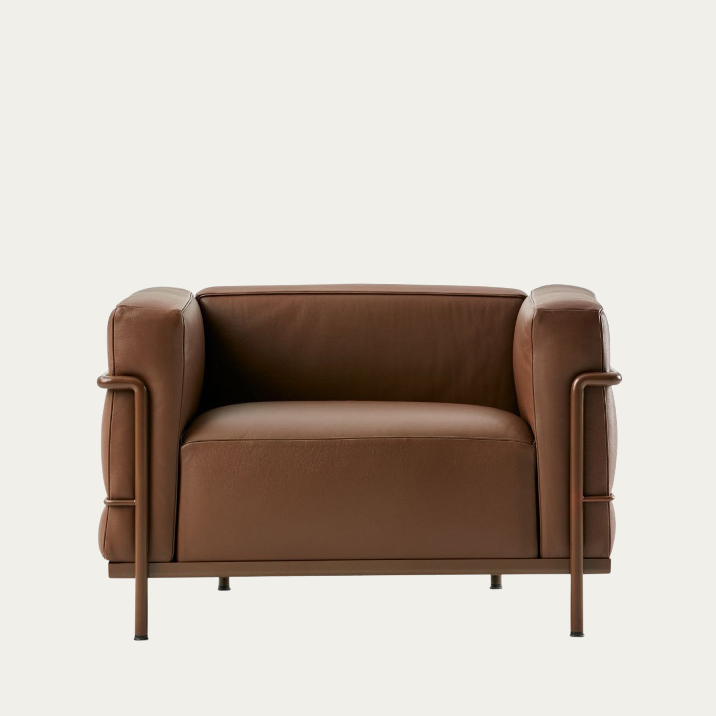 Frontansicht eines LC3 Sessels Grand Modèle in braunem Leder mit bronziertem Metallrahmen