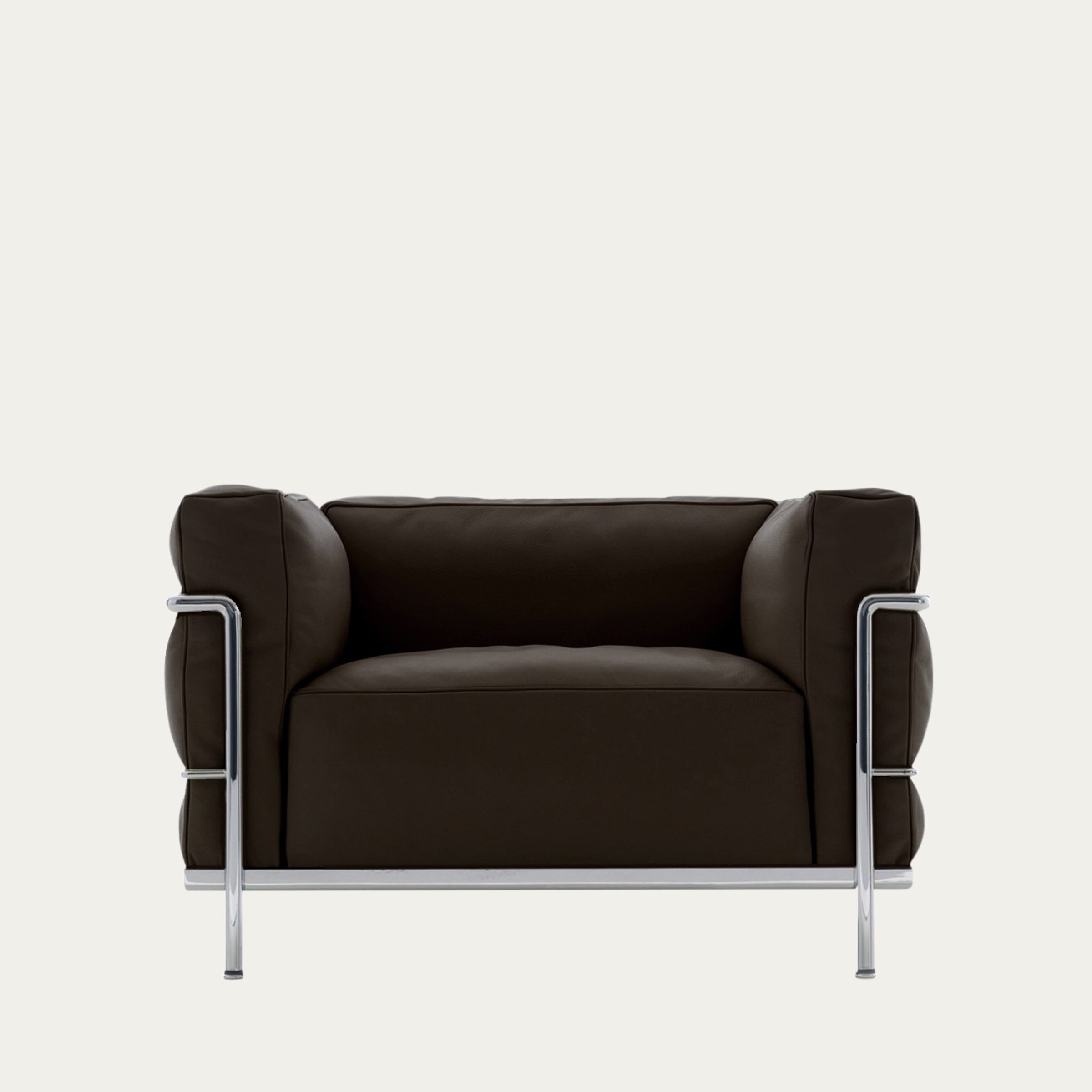 Frontaufnahme des dunkelbraunen LC3 Sessels Grand Modèle mit verchromtem Stahlrahmen und breiten Polstern