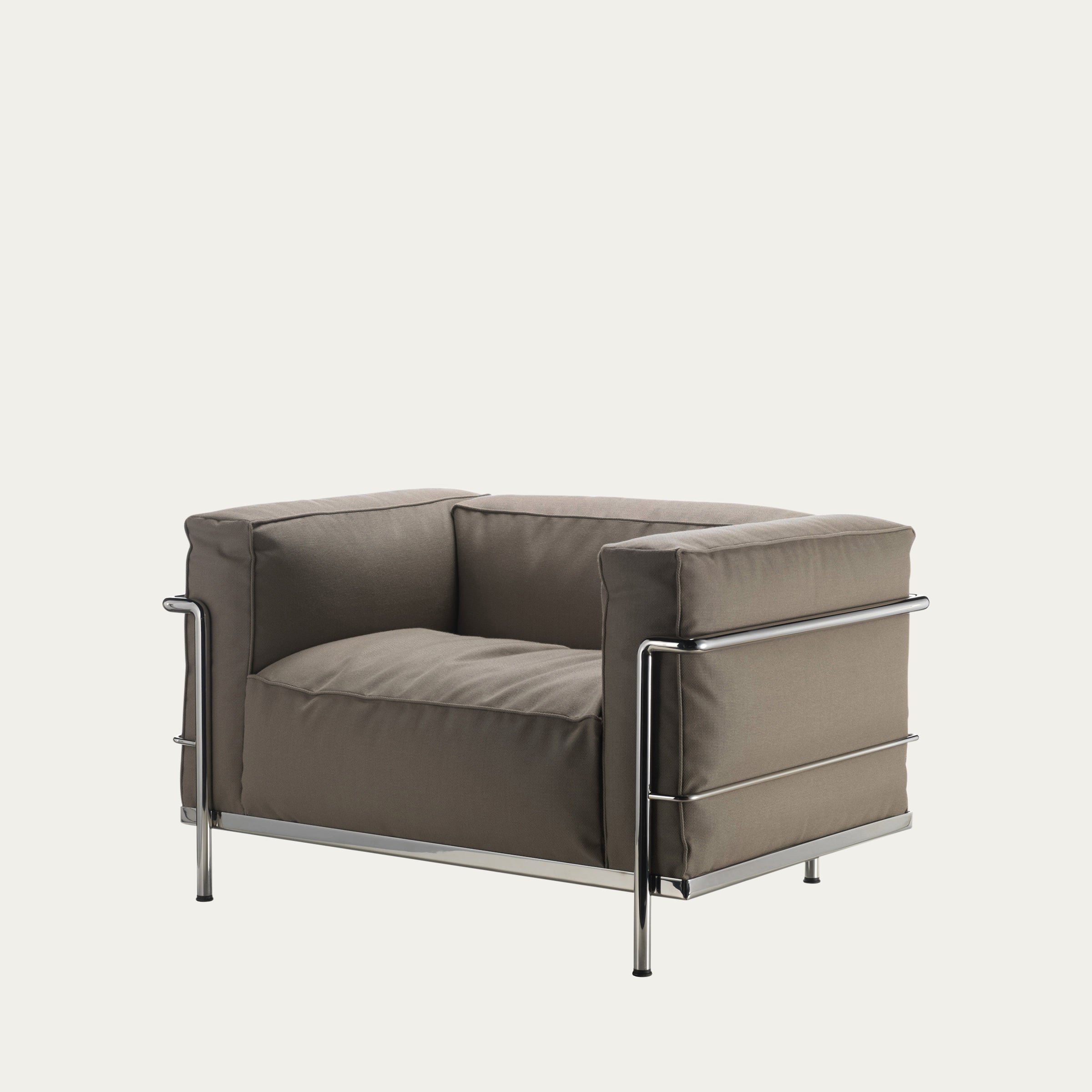 Schrägansicht des LC3 Sessels Grand Modèle von Le Corbusier in grauem Stoff und verchromtem Stahlrahmen