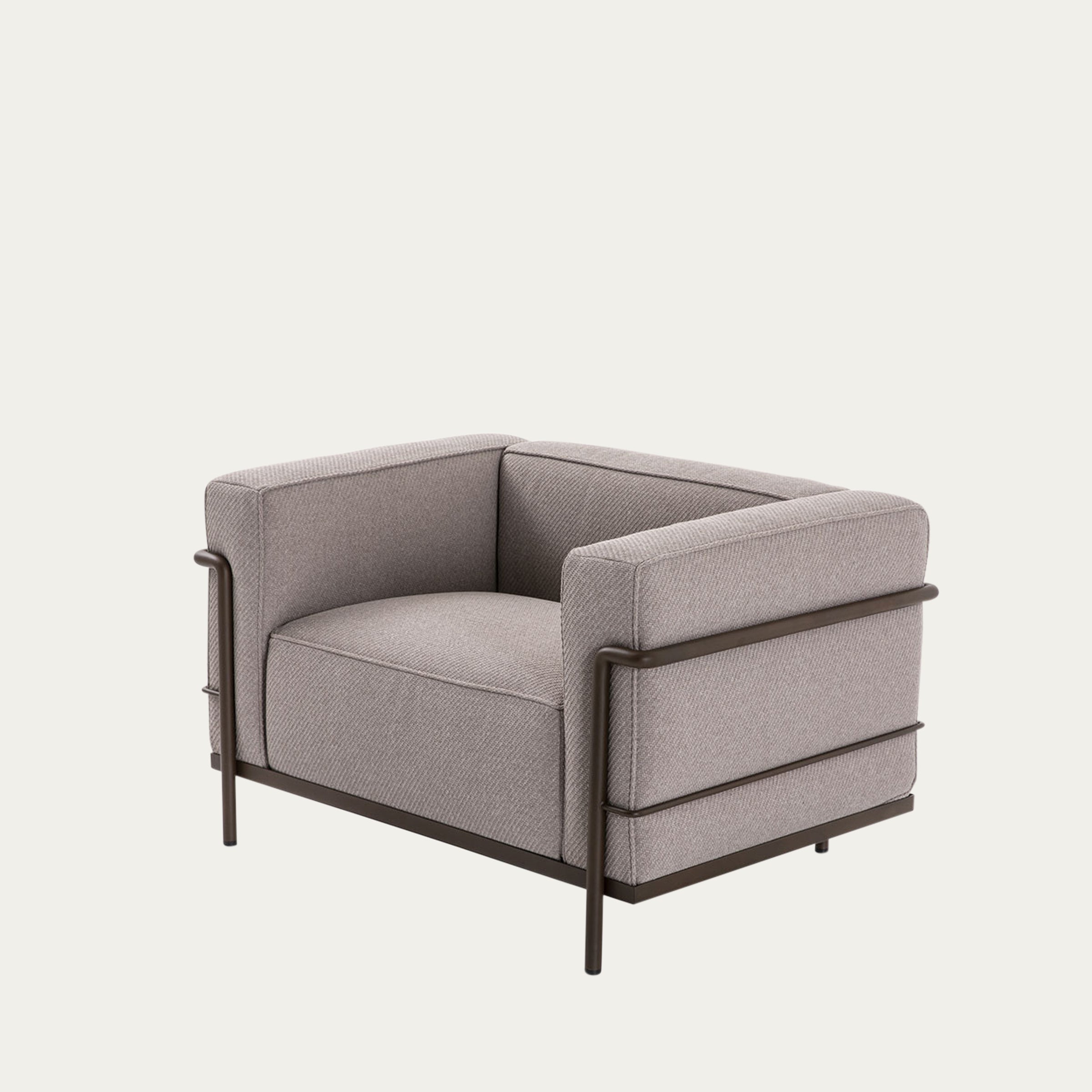 Schrägansicht des LC3 Sessels Grand Modèle in grauem Stoff, kombiniert mit dunkelbraunem Rohrstahlrahmen