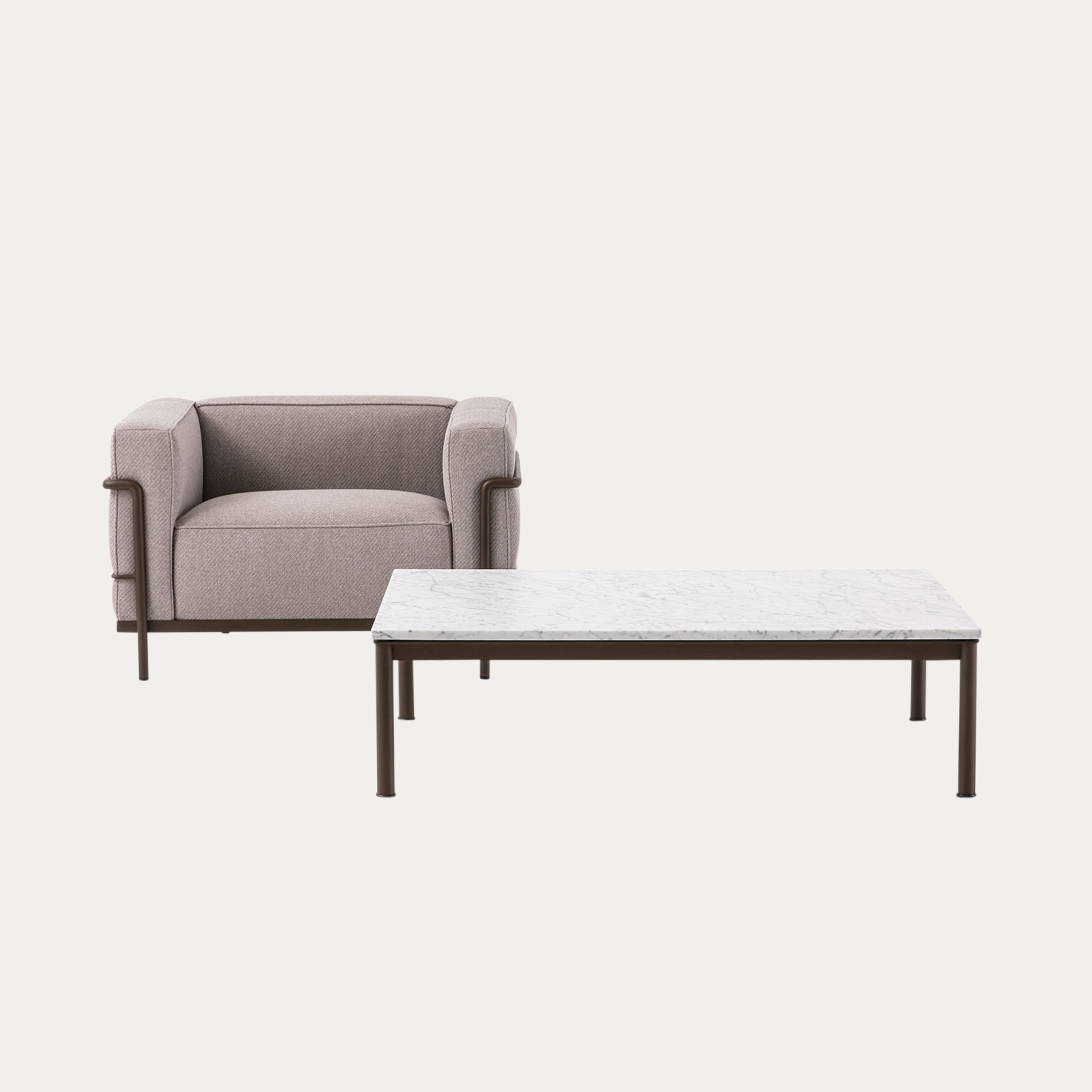 LC3 Sessel Grand Modèle in grauem Stoff neben einem niedrigen Couchtisch mit weißer Marmorplatte
