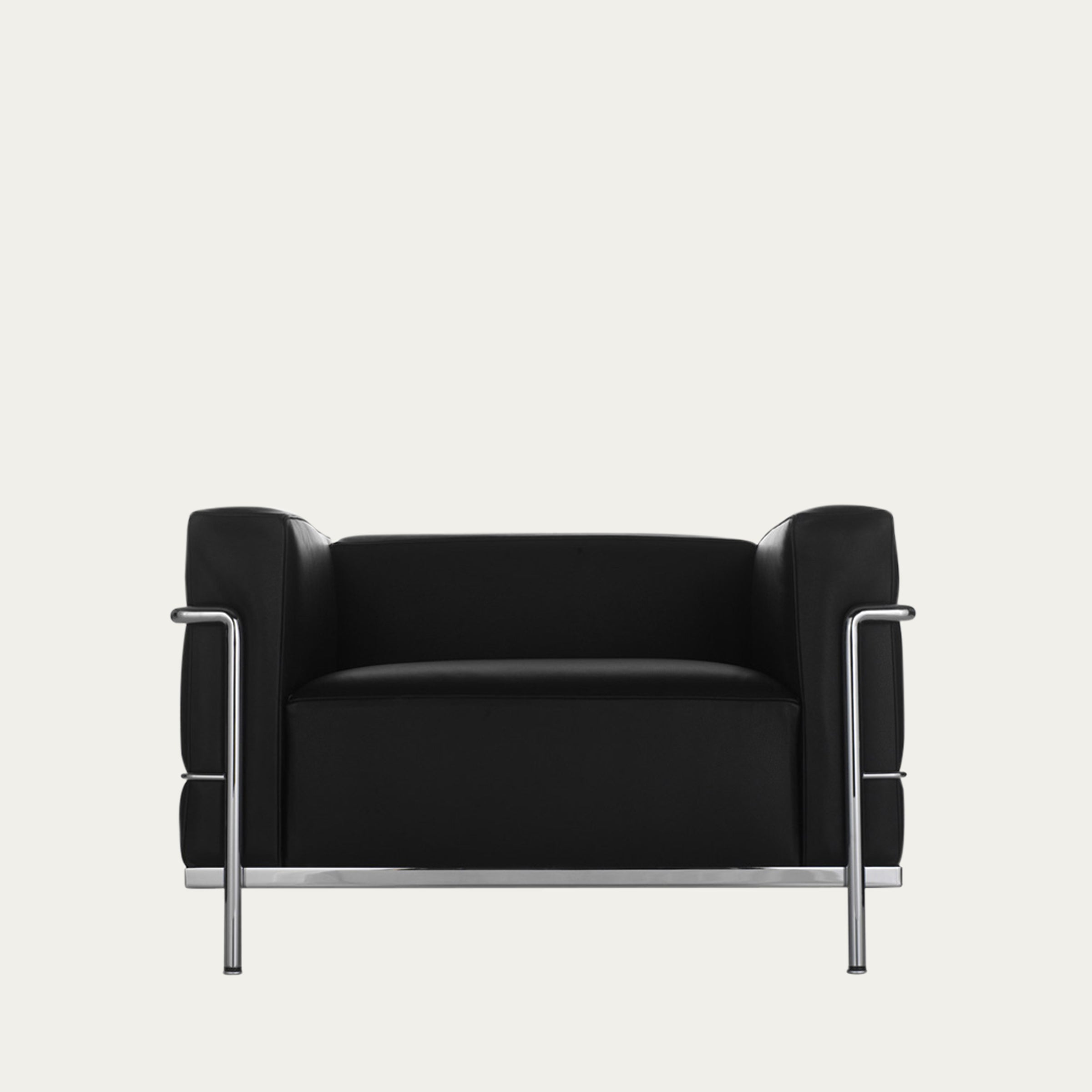 Frontansicht des LC3 Sessels Grand Modèle von Le Corbusier in schwarzem Leder mit verchromtem Stahlrahmen