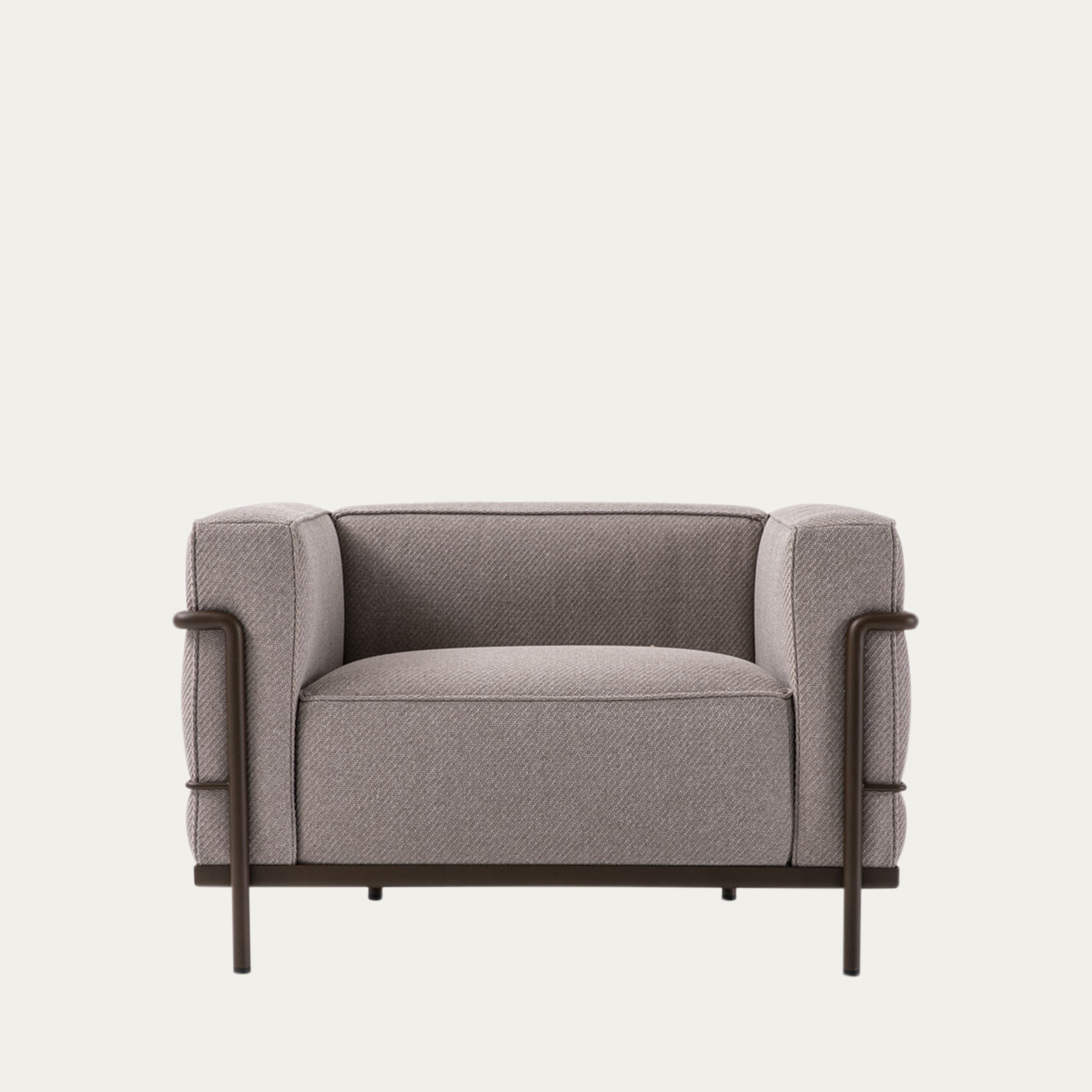 Vorderansicht des LC3 Sessels Grand Modèle in grauem Stoff mit dunkelbraunem Stahlrahmen