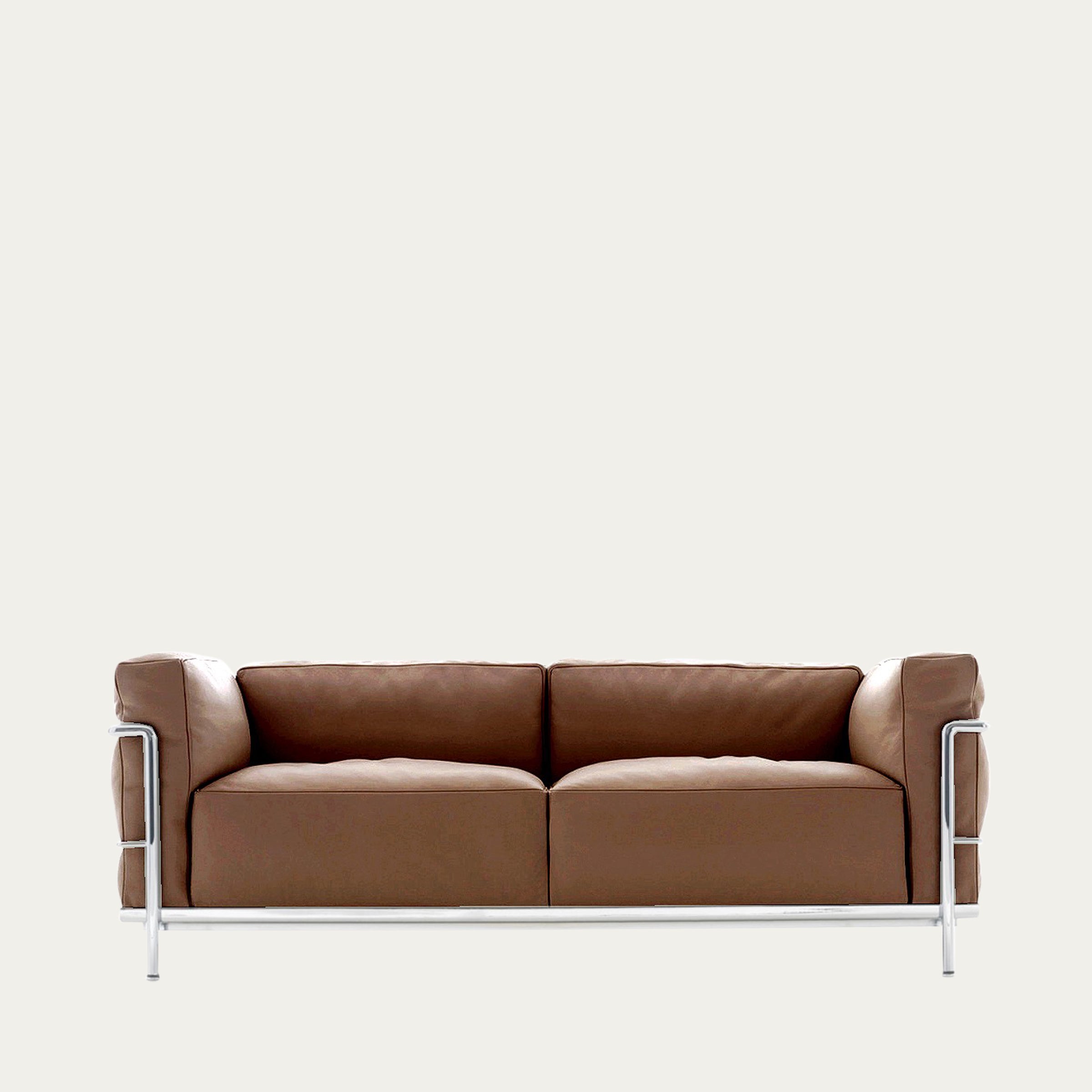 Frontalansicht des LC3 Sofas von Le Corbusier in karamellbraunem Leder, moderner Klassiker mit verchromtem Rahmen