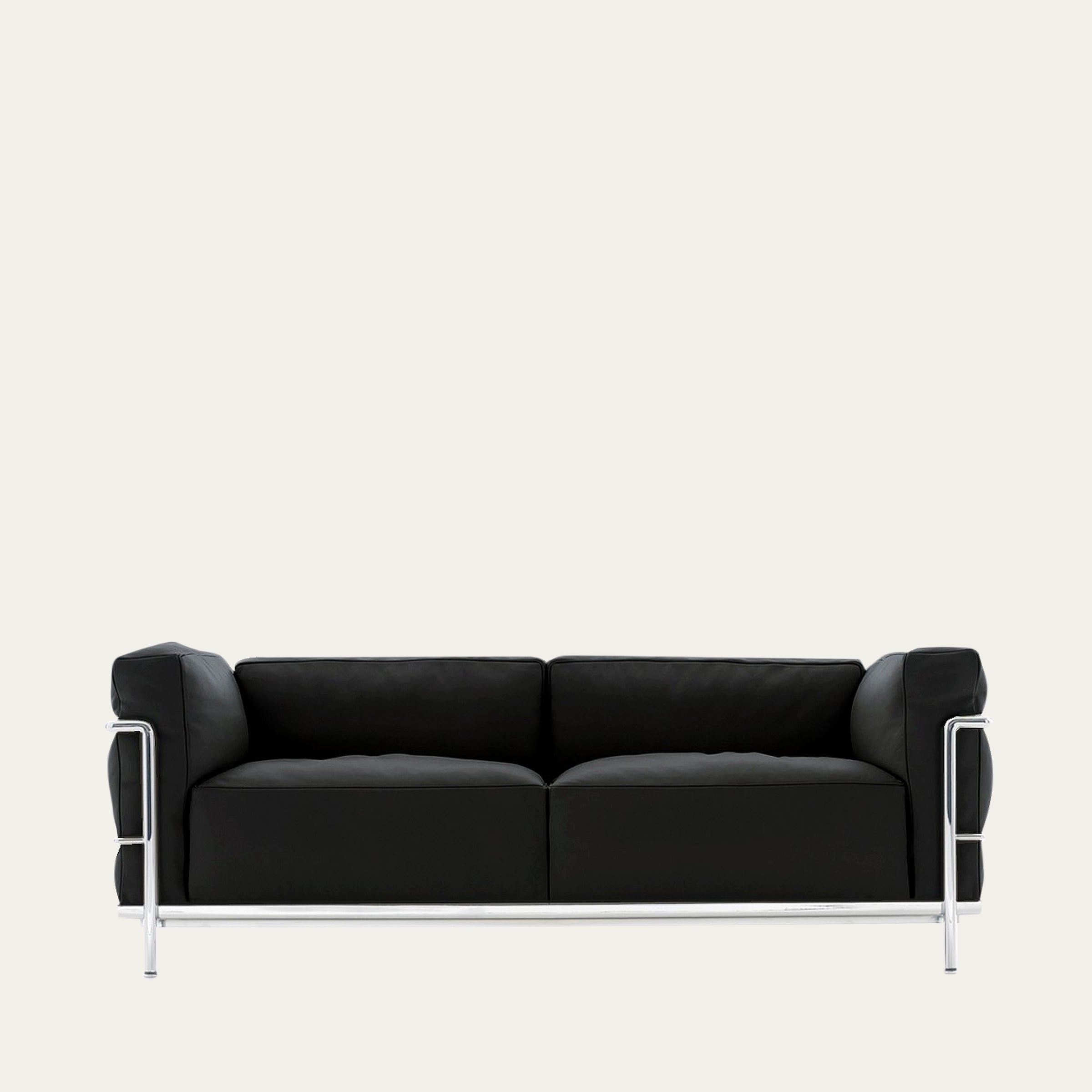 Frontale Ansicht des LC3 Sofa Grand Modèle von Le Corbusier, Dreisitzer mit schwarzem Lederbezug und verchromtem Stahlrahmen