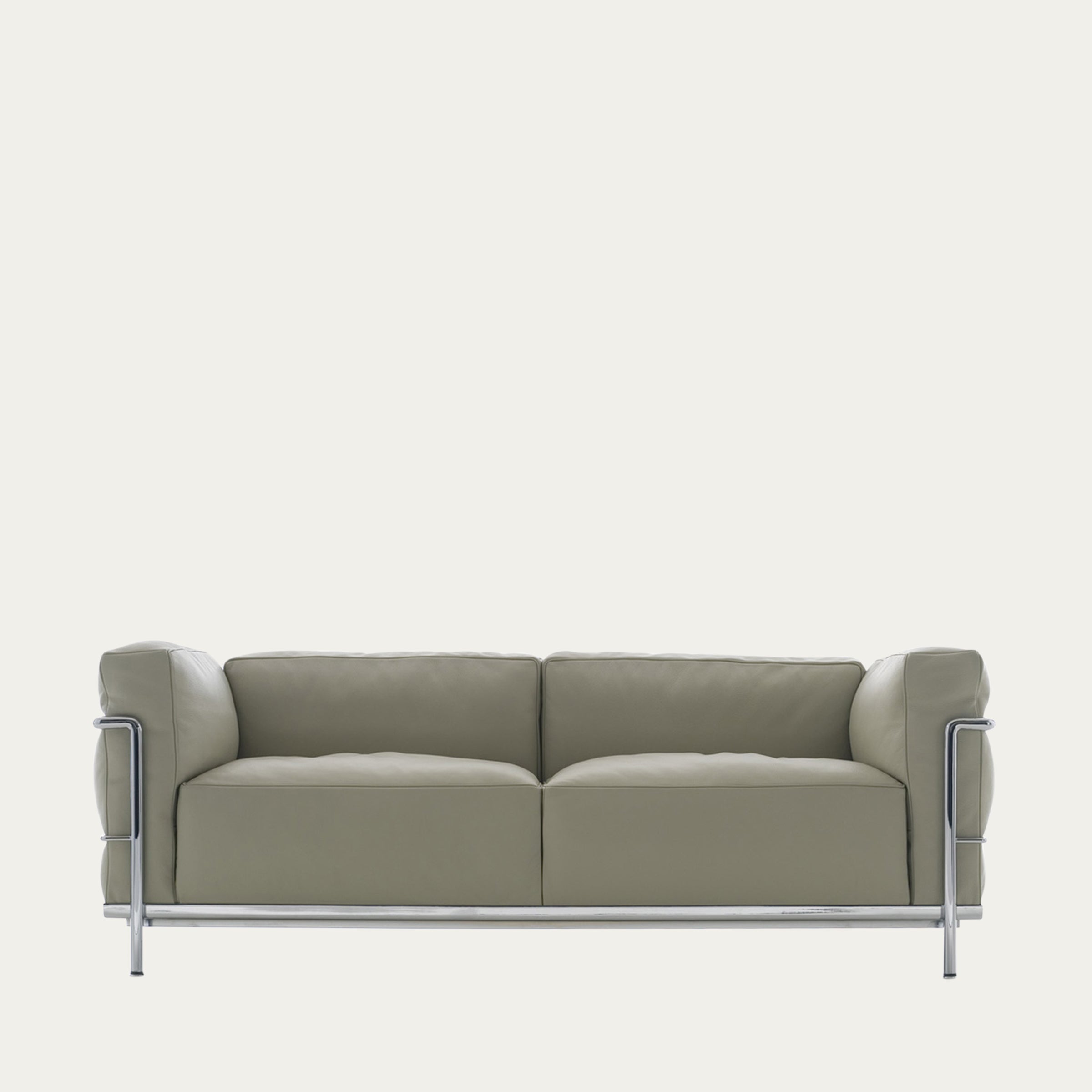 Vorderansicht des LC3 Dreisitzers von Le Corbusier in warmgrauem Leder mit verchromtem Gestell