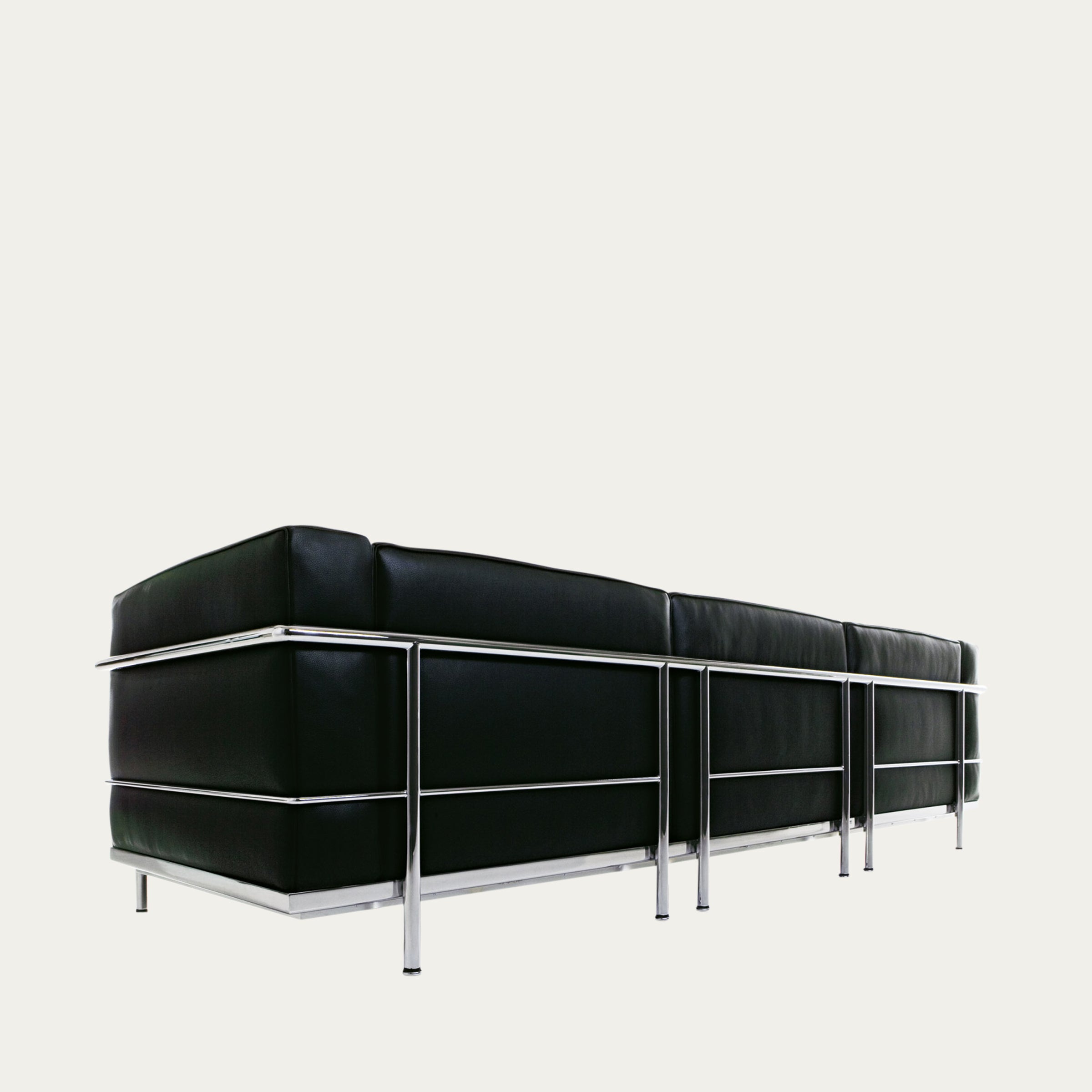 Rückansicht des LC3 Sofa Grand Modèle von Le Corbusier in schwarzem Leder, verchromter Außenrahmen sichtbar