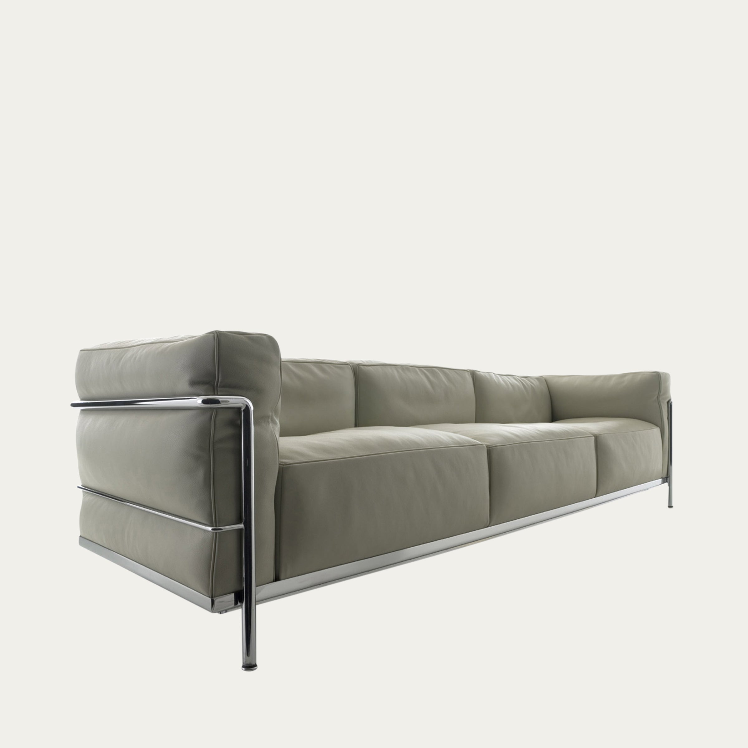 Frontale Seitenansicht des LC3 Sofa Grand Modèle von Le Corbusier in hellem Grau mit verchromtem Stahlrahmen