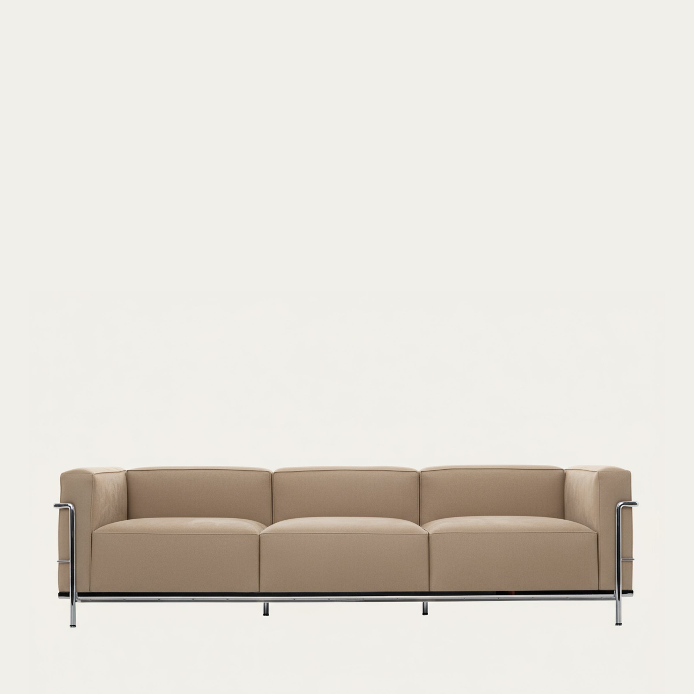 Frontalansicht des LC3 Sofa Grand Modèle von Le Corbusier in Beige mit klassischem Stahlrahmen