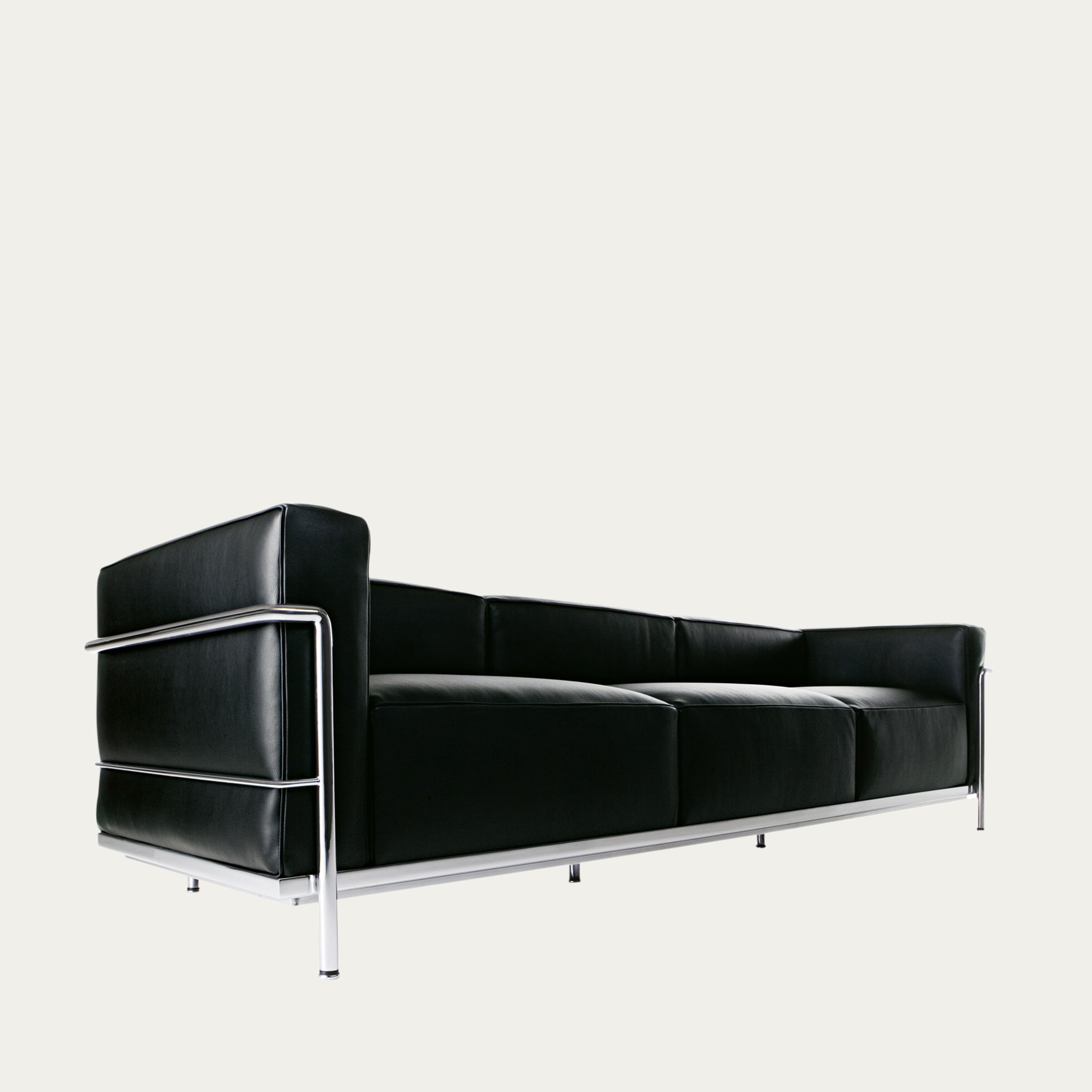 Tiefe Seitenansicht des LC3 Sofa Grand Modèle von Le Corbusier in schwarzem Leder mit verchromtem Stahlrahmen