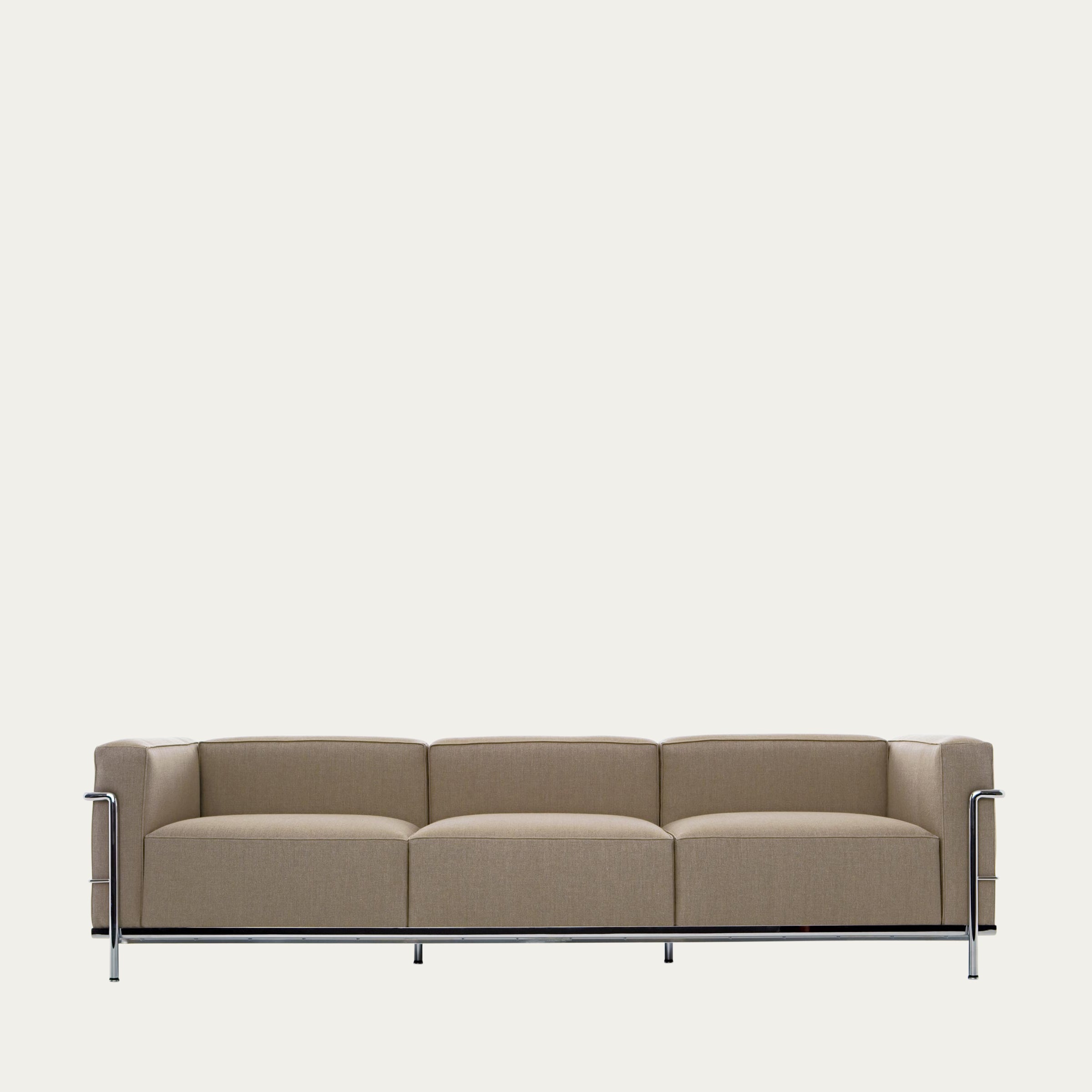 Frontalansicht des LC3 Sofa Grand Modèle von Le Corbusier in sandfarbenem Stoff mit verchromtem Rahmen