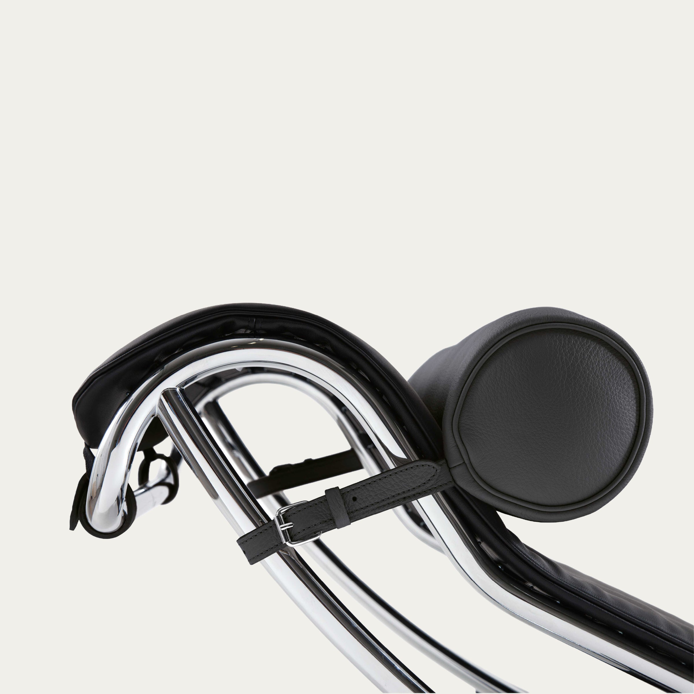 Makroaufnahme der LC4 Kopfrolle aus schwarzem Leder und verchromtem Stahlrahmen