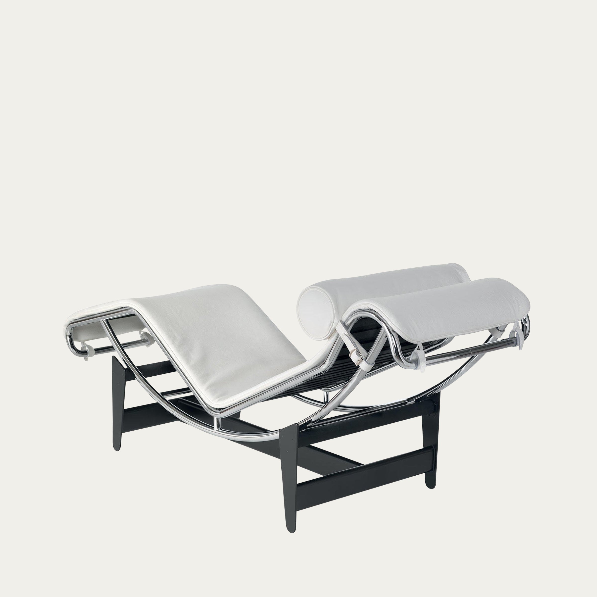 LC4 Chaise Longue von Le Corbusier – weiße Polsterauflage auf chromfarbenem Stahlrohrgestell