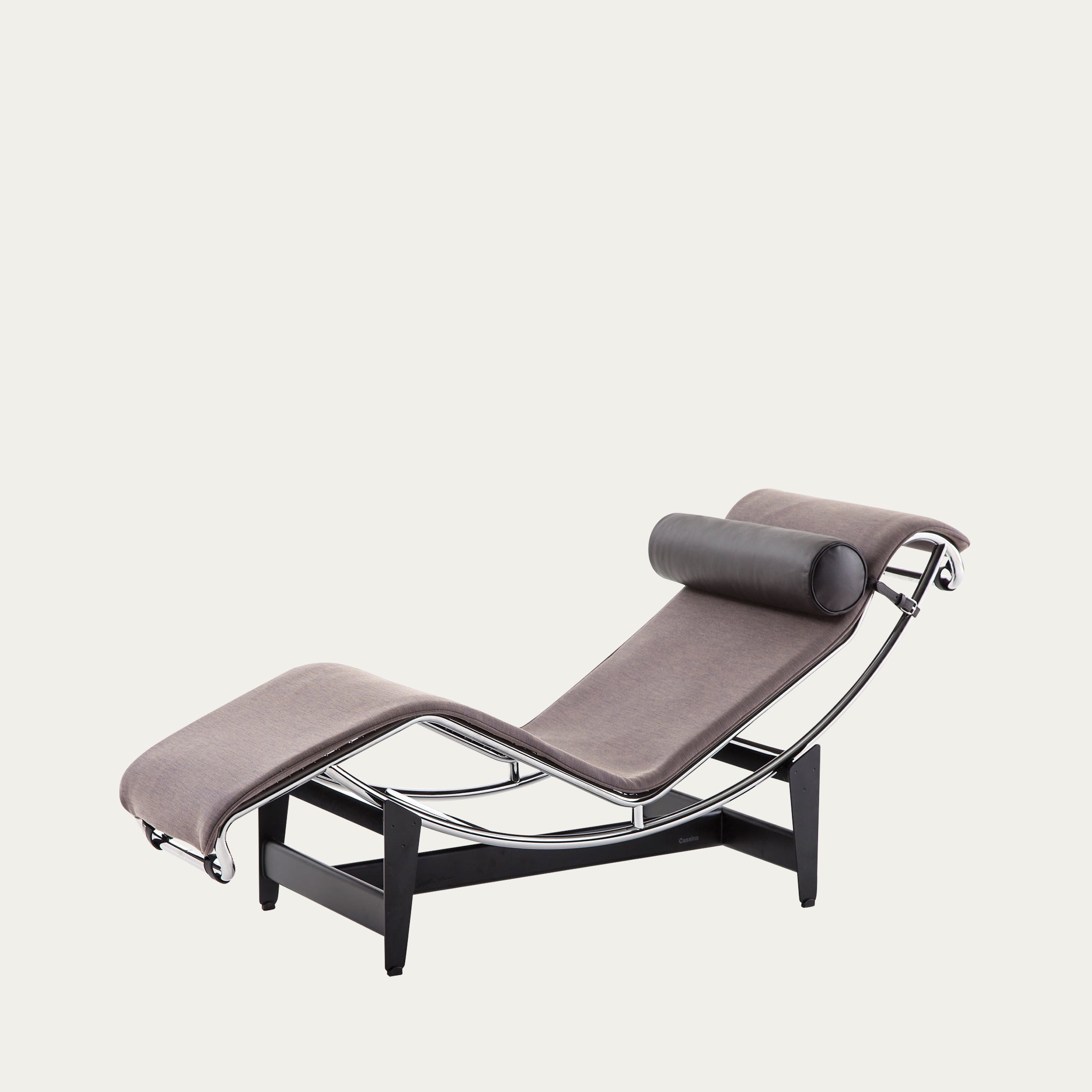 Seitenansicht der LC4 Chaise Longue von Le Corbusier – verstellbare Liege mit Stahlrohrgestell und gepolsterter Auflage