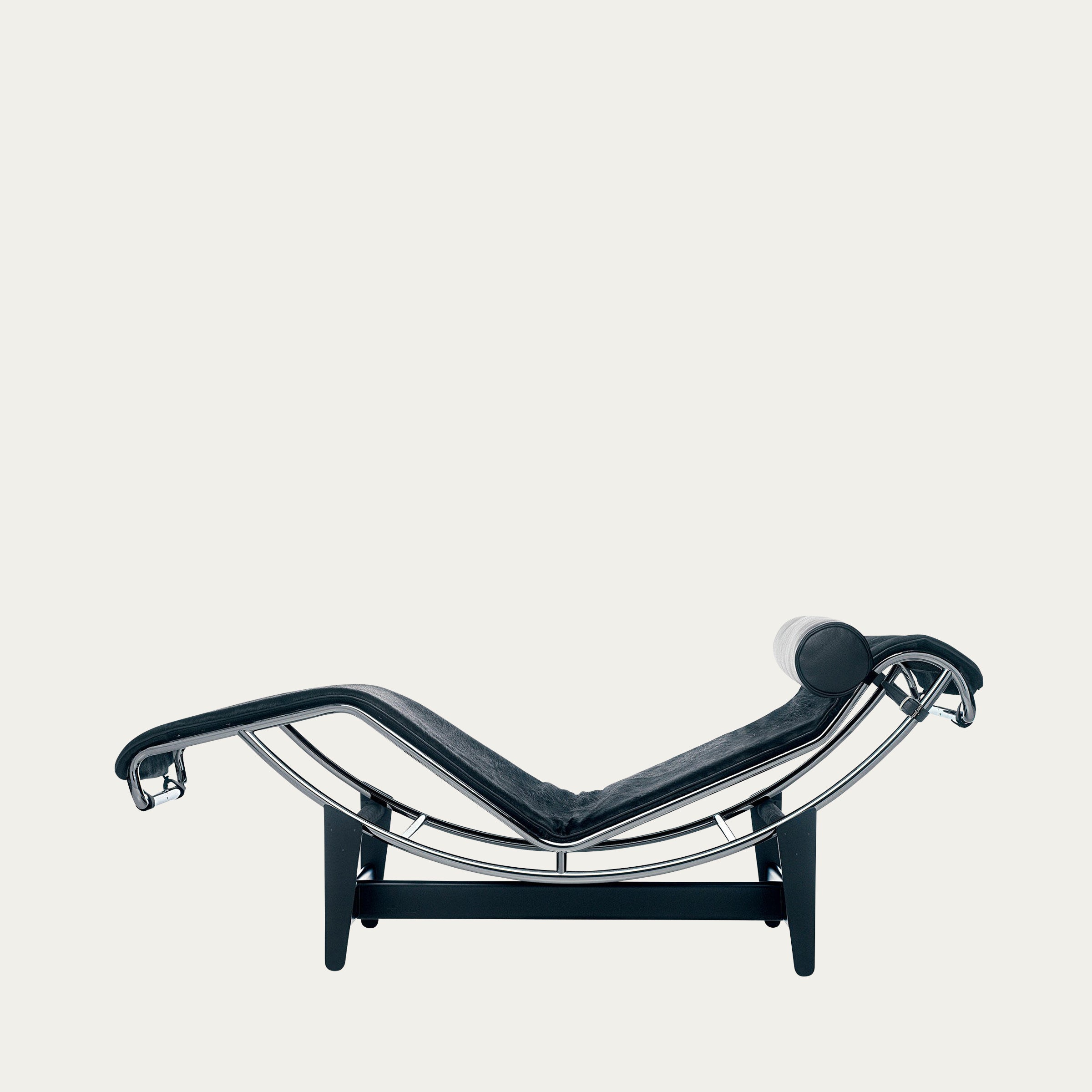 Seitliche Ansicht der LC4 Chaise Longue von Le Corbusier in schwarzer Ausführung mit geschwungenem Liegenrahmen und verchromtem Stahlgestell