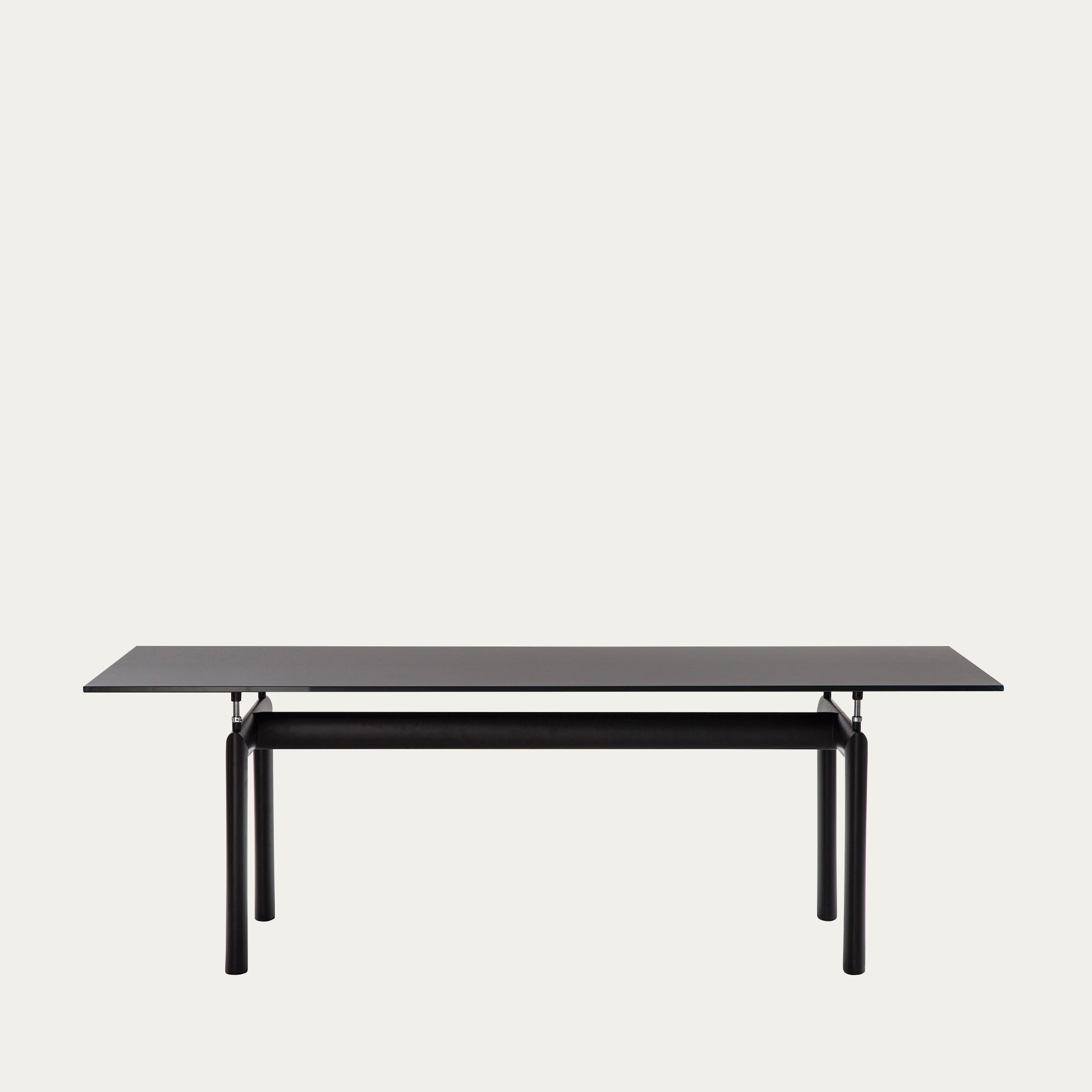 Frontale Ansicht des LC6 Table Tube d’Avion von Le Corbusier – eleganter Glastisch mit stabilem schwarzen Stahlgestell, Design von 1929