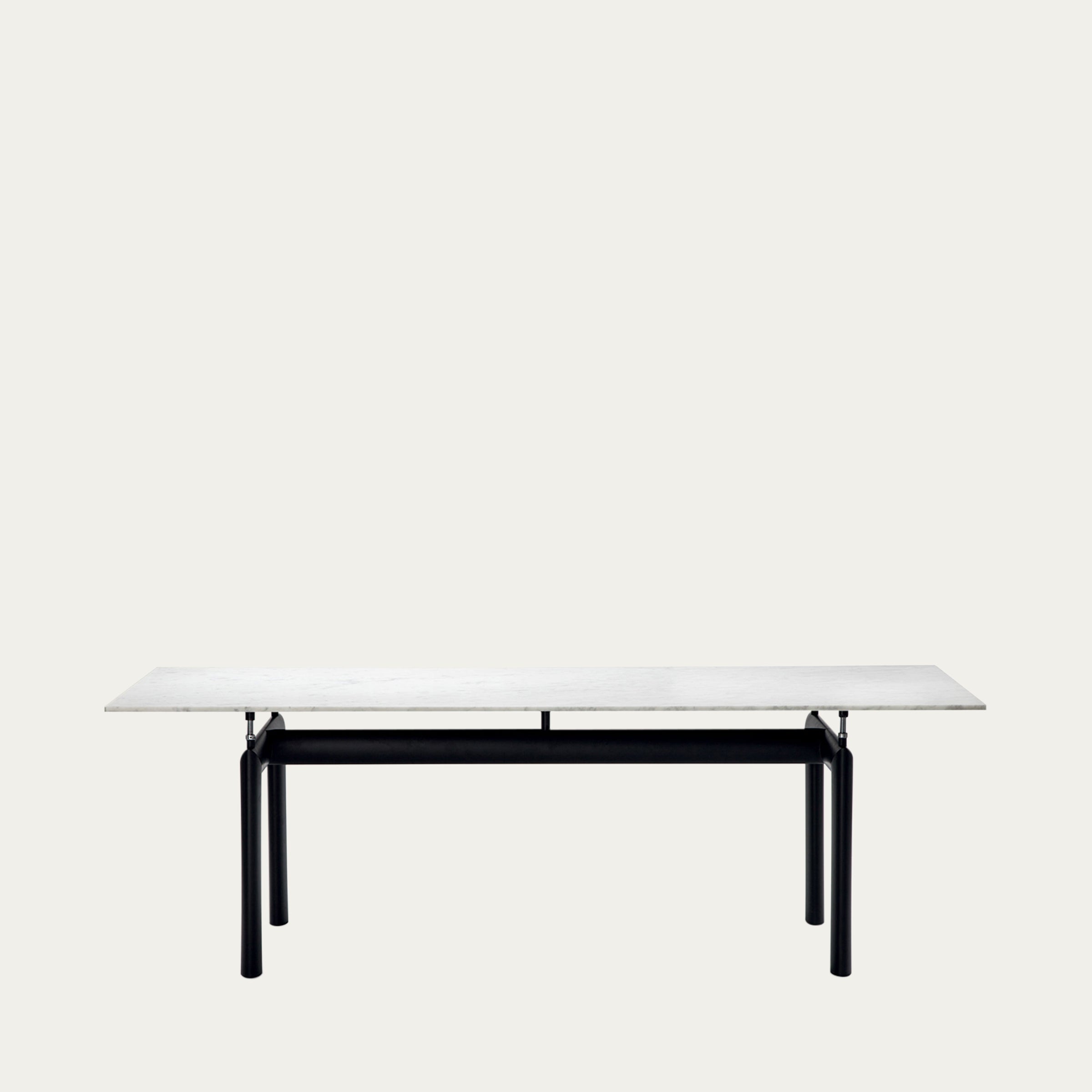 Rechteckiger LC6 Tisch von Le Corbusier mit weißer Marmorplatte und schwarzem Rundrohrgestell, frontale Ansicht