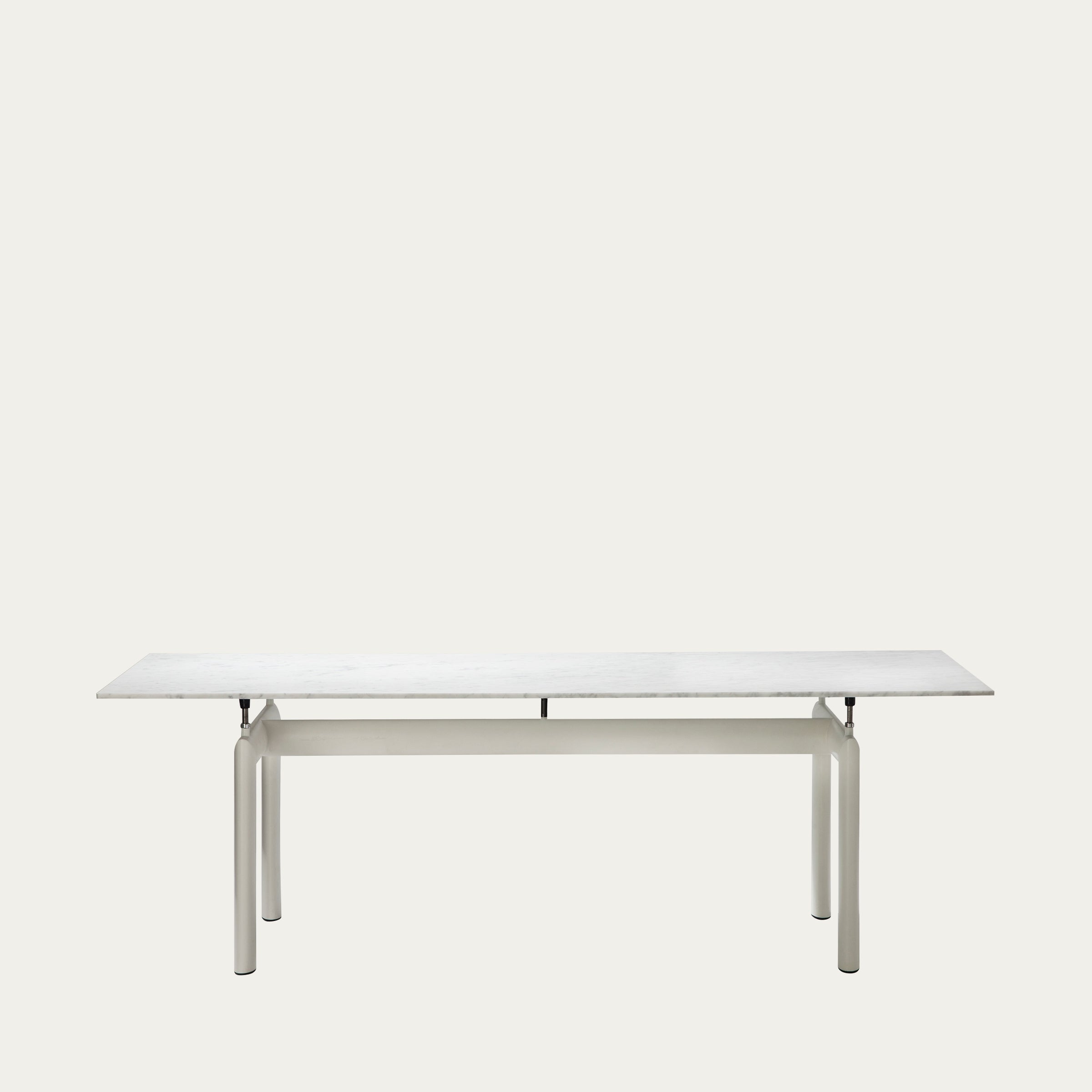 LC6 Tisch mit weißer Marmorplatte und weiß lackiertem Rundrohrgestell, frontale Ansicht