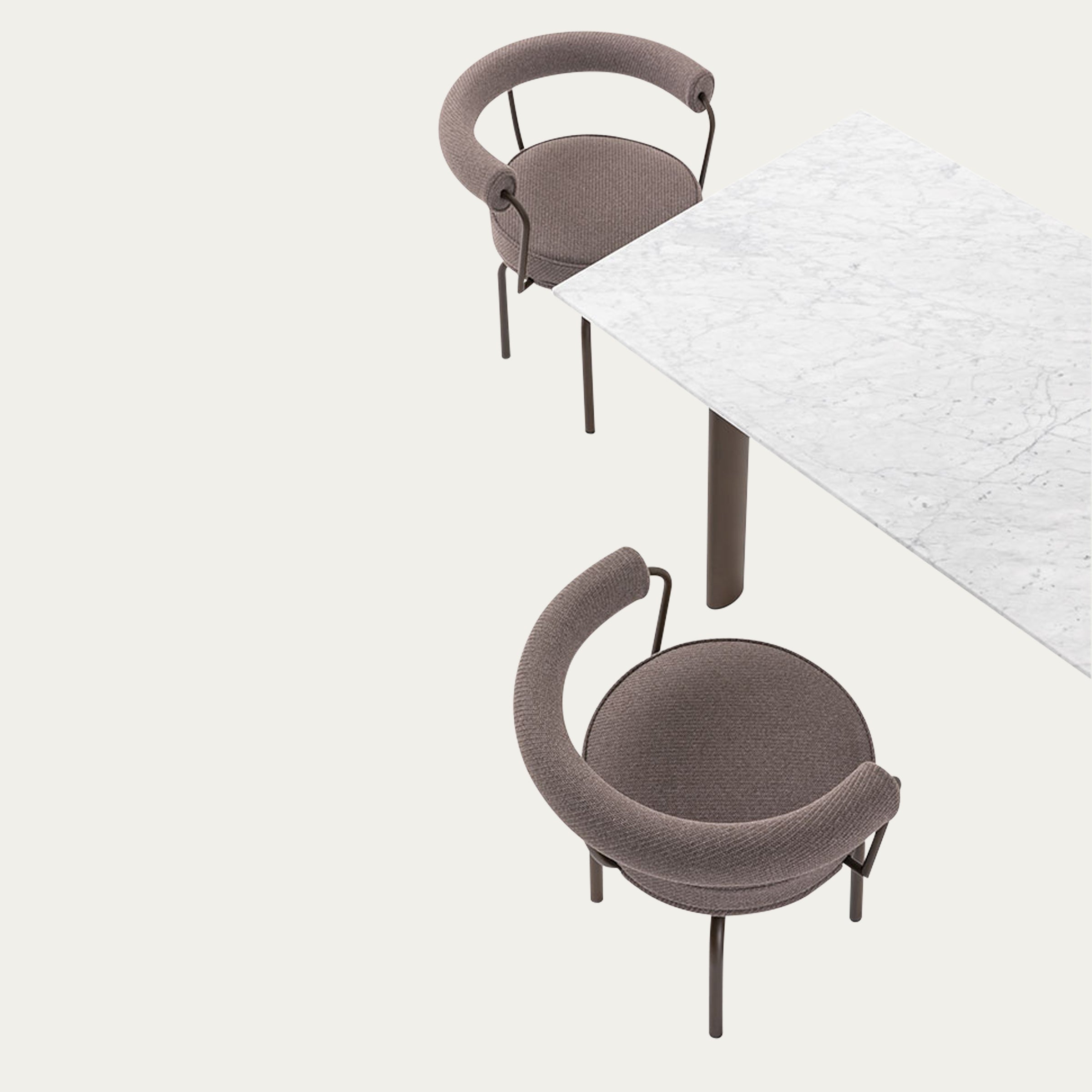 Obere Perspektive zweier LC7 Drehstühle Fauteuil Tournant von Le Corbusier neben einer weißen Marmortischplatte