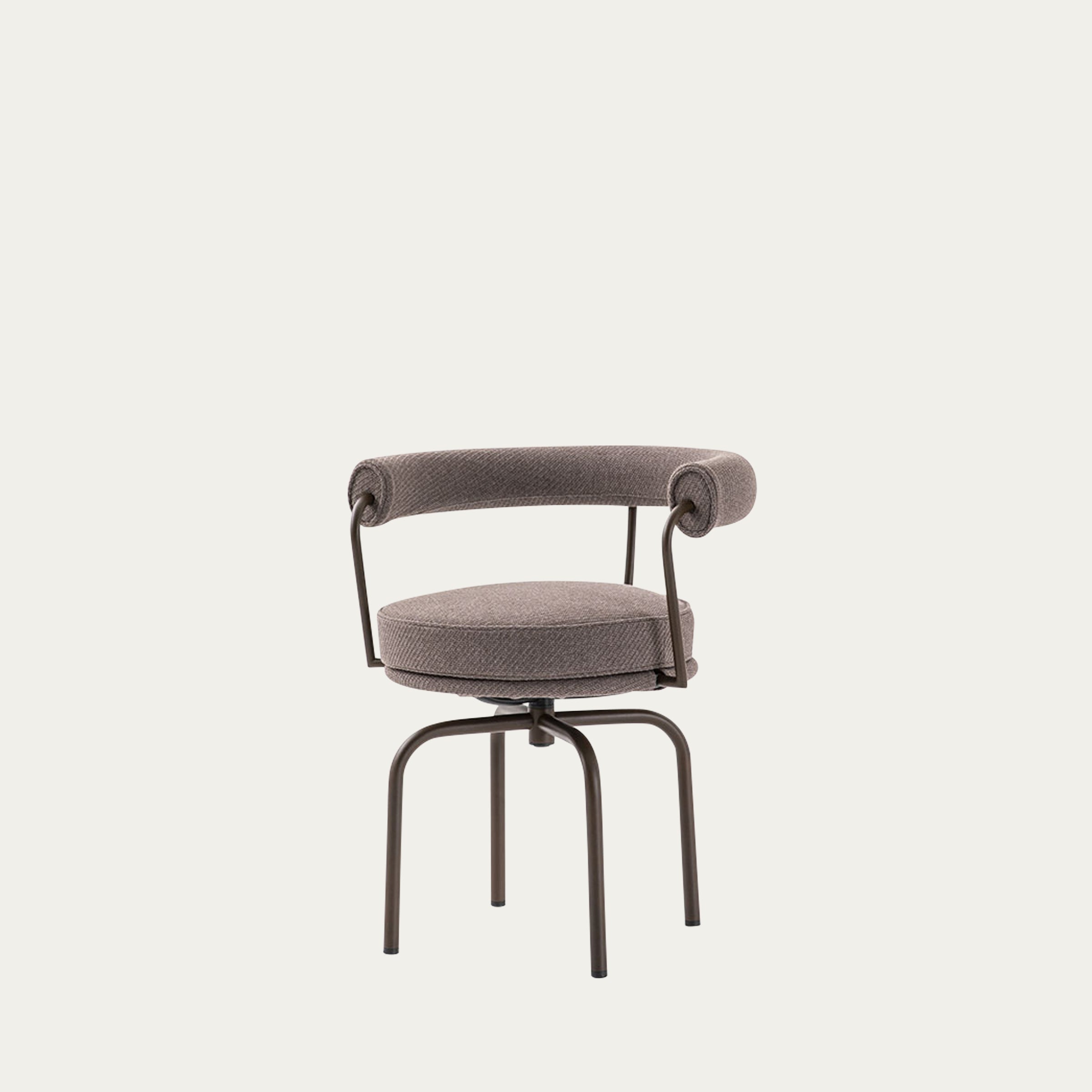 Schrägansicht des LC7 Drehstuhls Fauteuil Tournant von Le Corbusier in grauem Stoffbezug mit dunkelbraunem Stahlgestell