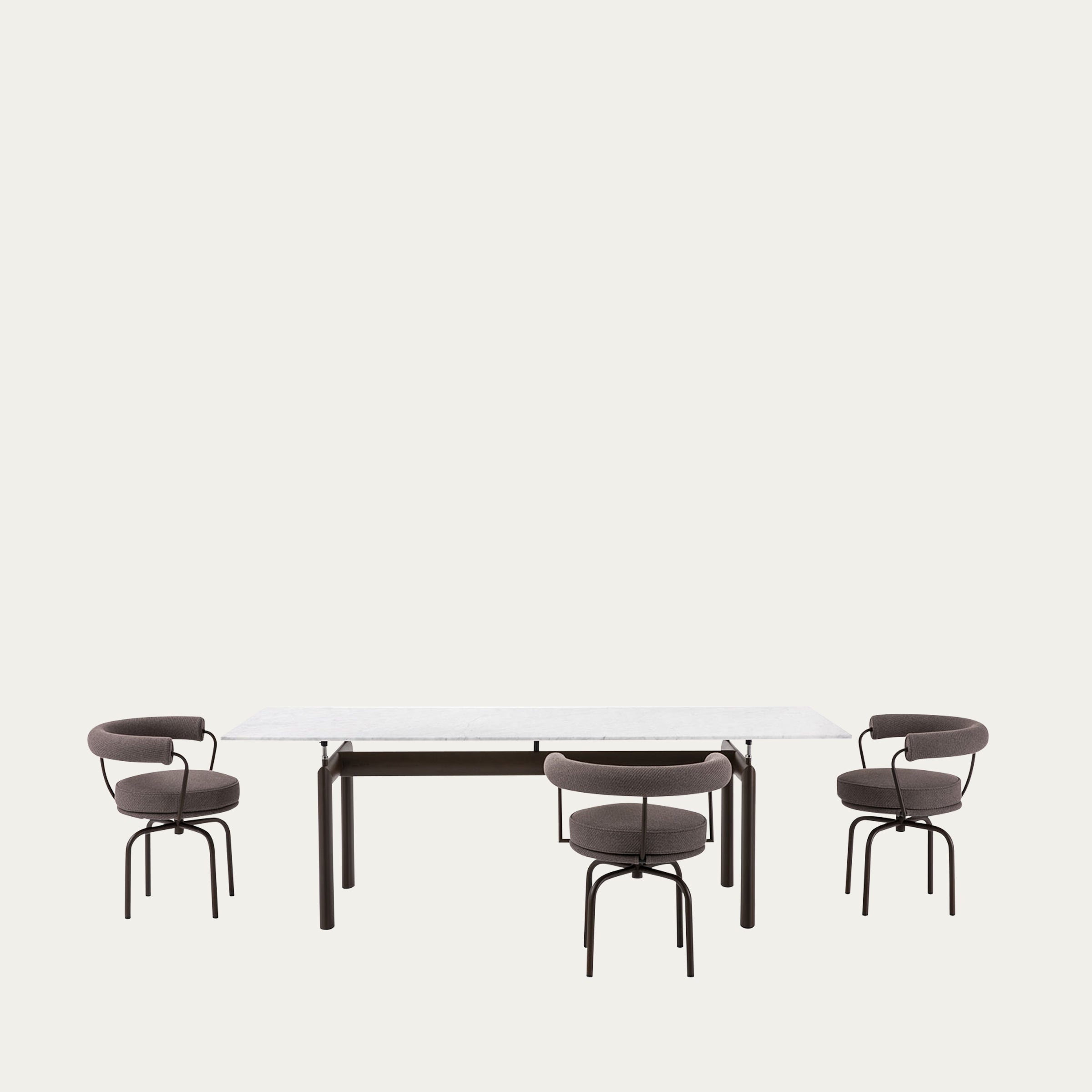 Vier LC7 Drehstühle Fauteuil Tournant von Le Corbusier in grauem Stoff um einen langen Marmortisch arrangiert