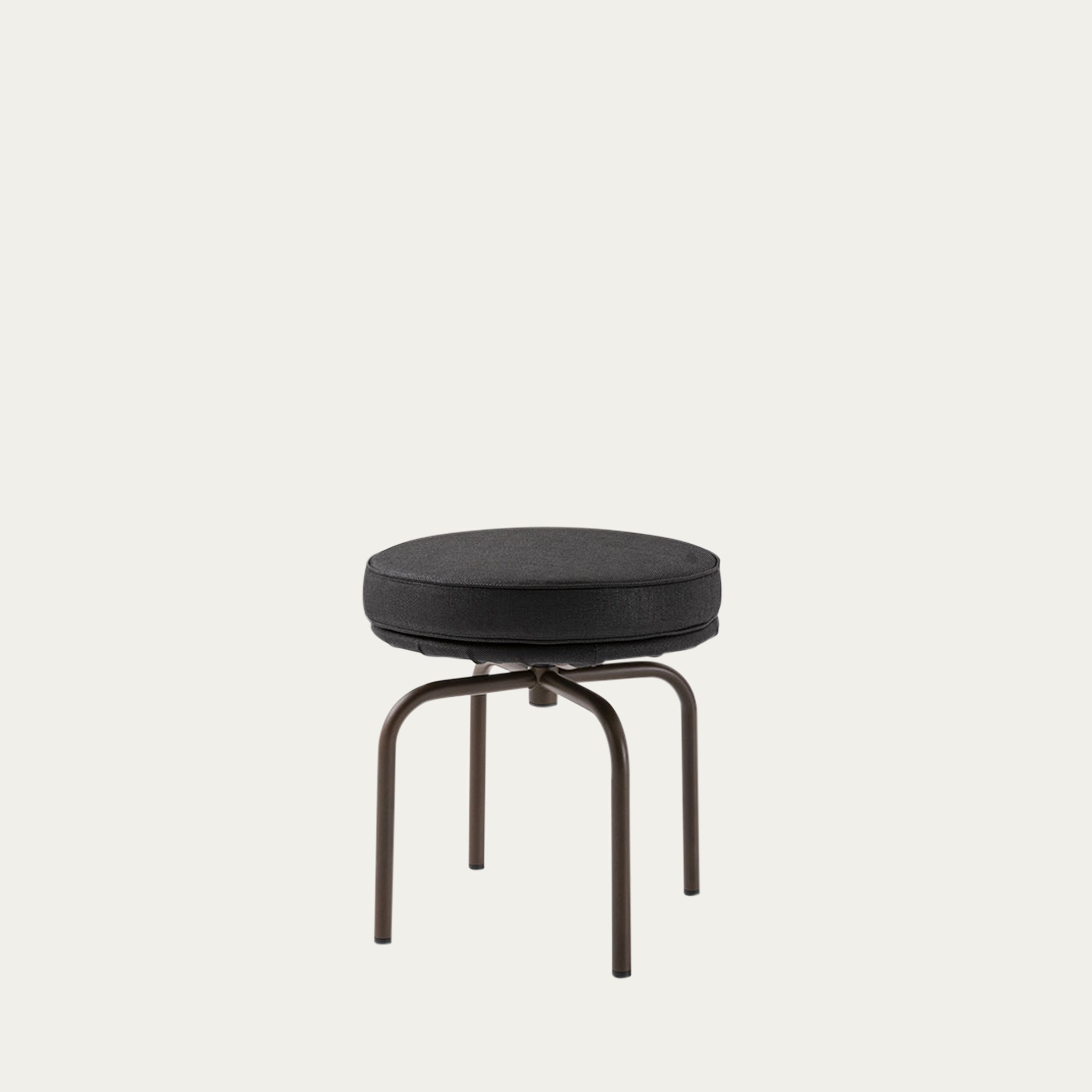 Seitliche Ansicht des LC8 Drehhockers von Le Corbusier mit dunkelgrauem Stoffpolster und braunem Metallgestell