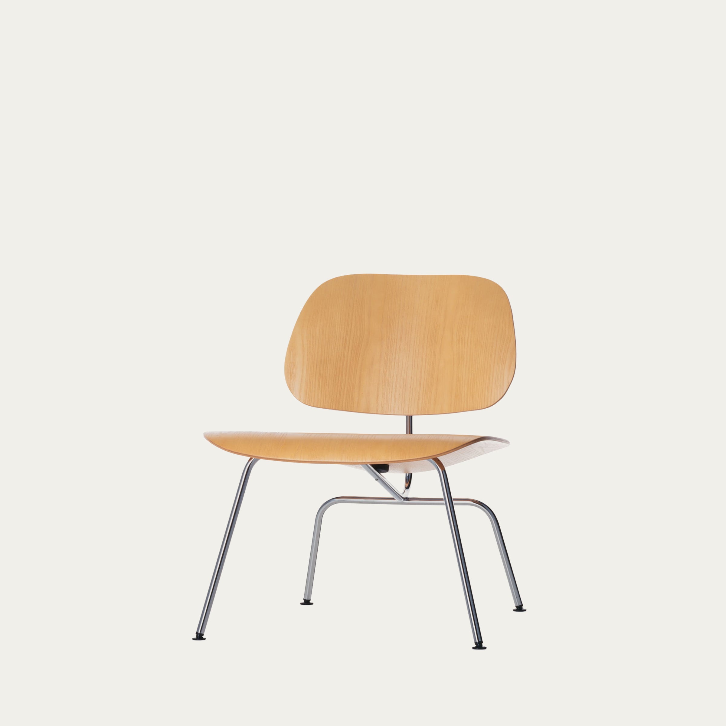 LCM Stuhl von Charles & Ray Eames mit Sitz und Rückenlehne aus hellem Holzfurnier und verchromtem Metallgestell