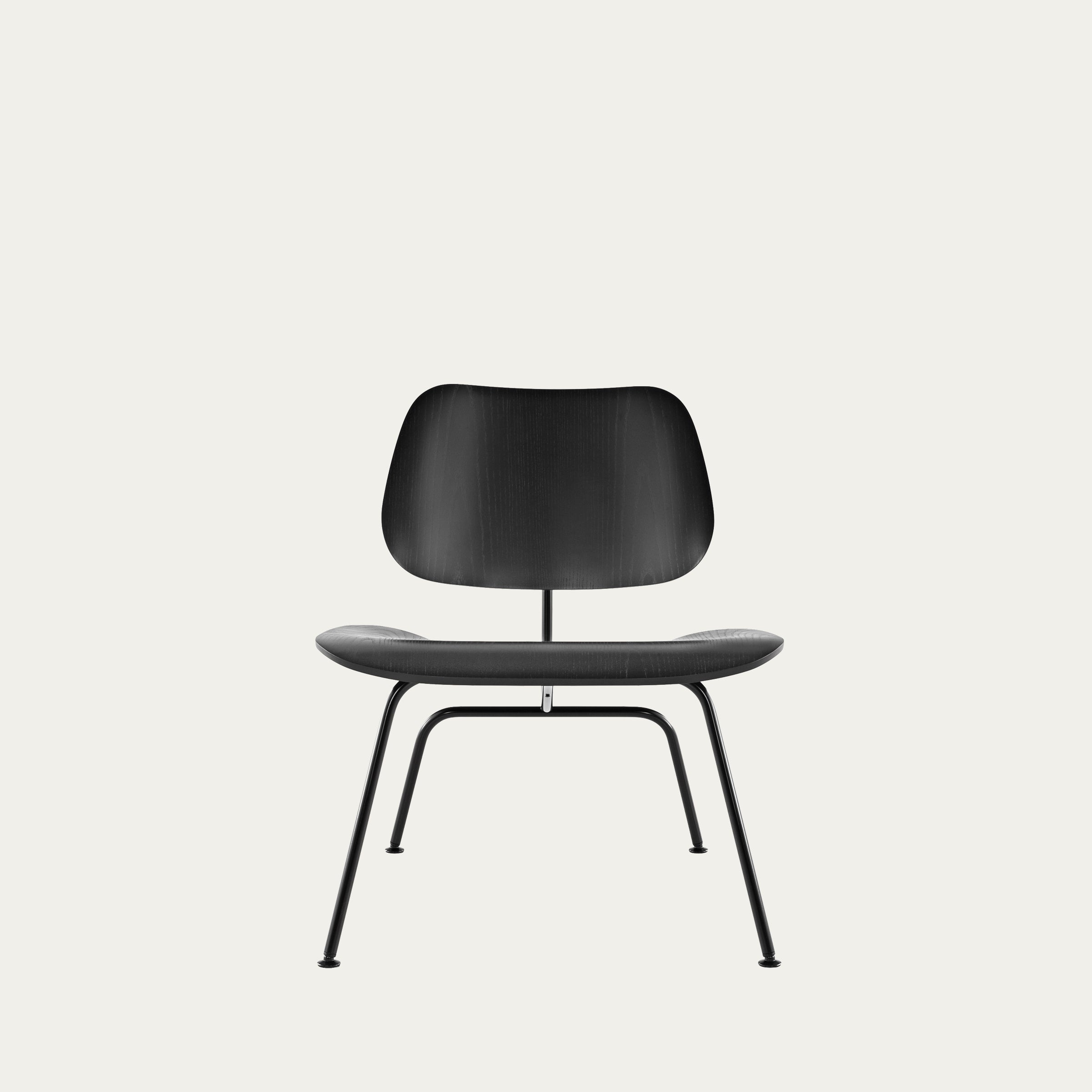 Moderner LCM Stuhl von Charles & Ray Eames mit gebogenem Holzsitz, klarer Formensprache und pulverbeschichtetem Metallgestell