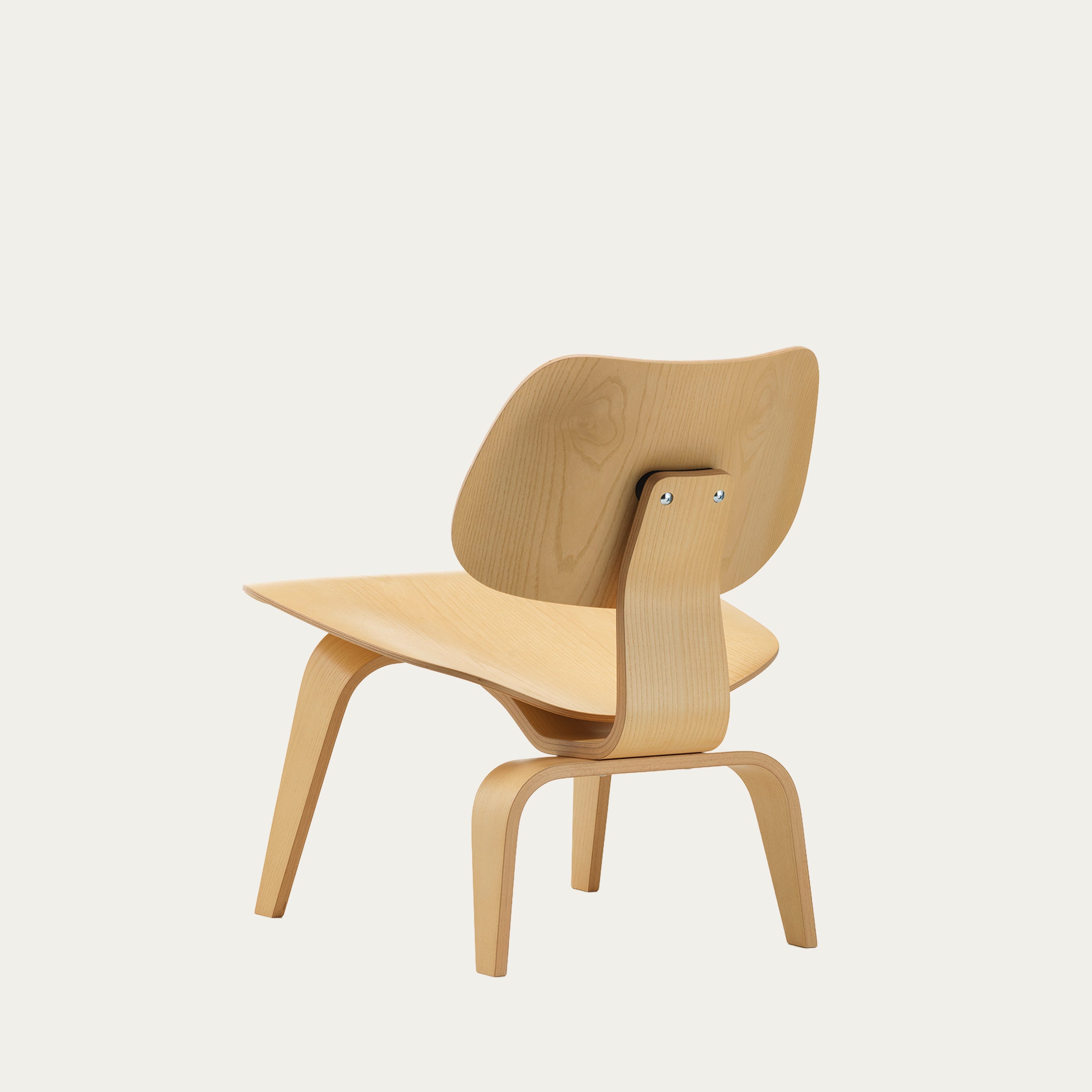 LCW-Stuhl von Charles & Ray Eames, Rückansicht und Ausführung aus hellem Holz mit ergonomischer Rückenlehne und skulpturalen Holzbeinen