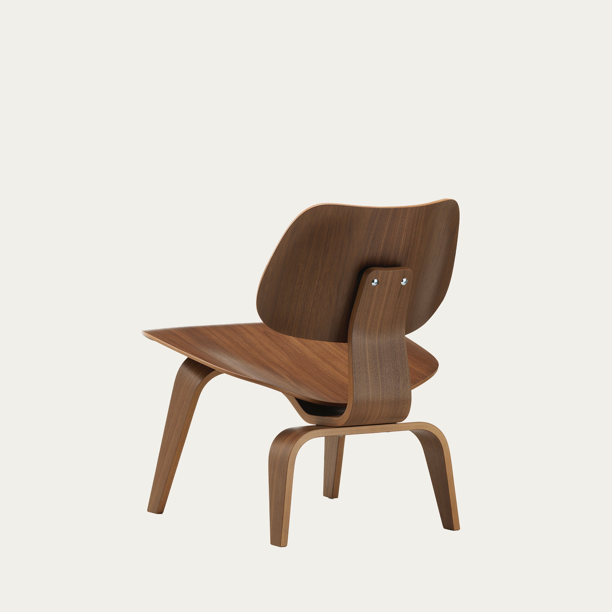 Rückansicht des LCW-Loungesessels mit ikonischer Holzstruktur und klarer Designsprache der Mitte des 20. Jahrhunderts.