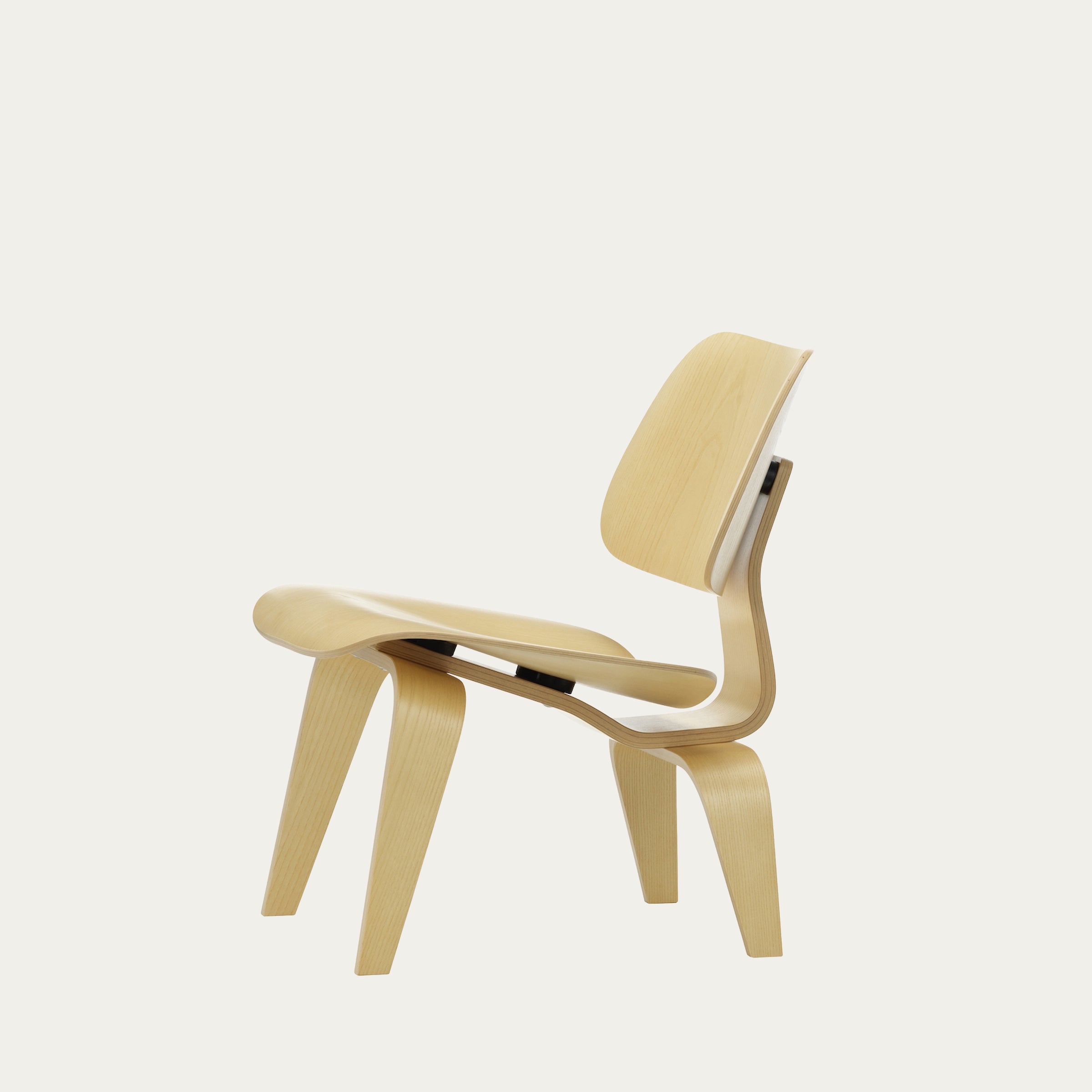 LCW Lounge Chair von Charles & Ray Eames mit Sitz- und Rückenfläche aus hellem Formsperrholz und skulpturalem Holzgestell