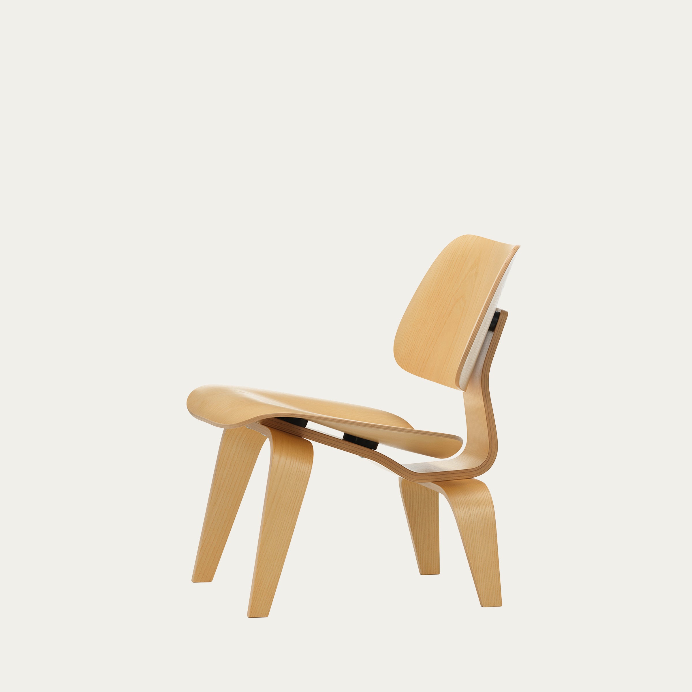 Zeitloser LCW Loungestuhl von Charles & Ray Eames (1945), gefertigt aus geformtem Holz für Wohn- und Loungebereiche