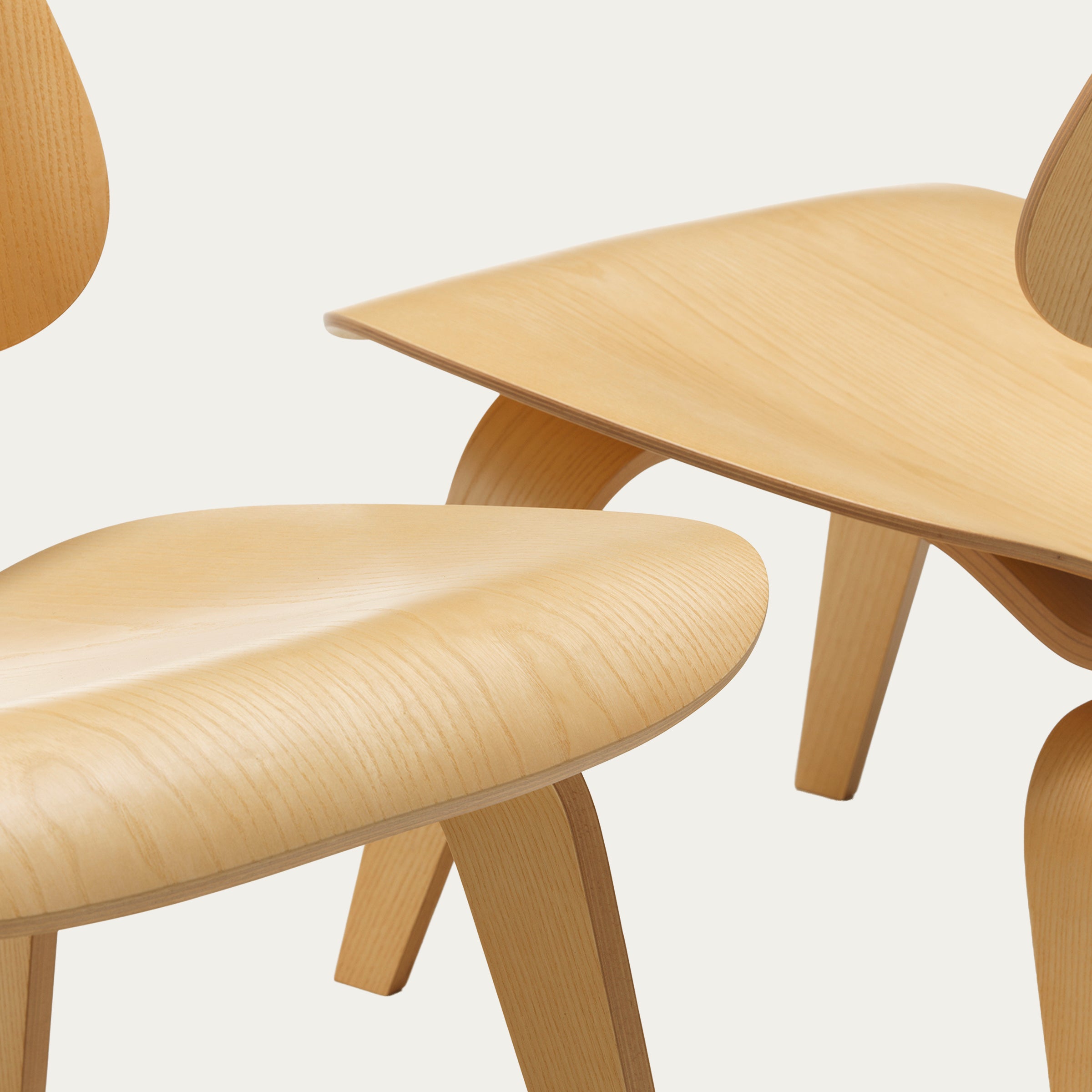 Detailaufnahme des LCW Stuhls von Charles & Ray Eames mit geschwungener Sitzfläche und warmer Holzmaserung