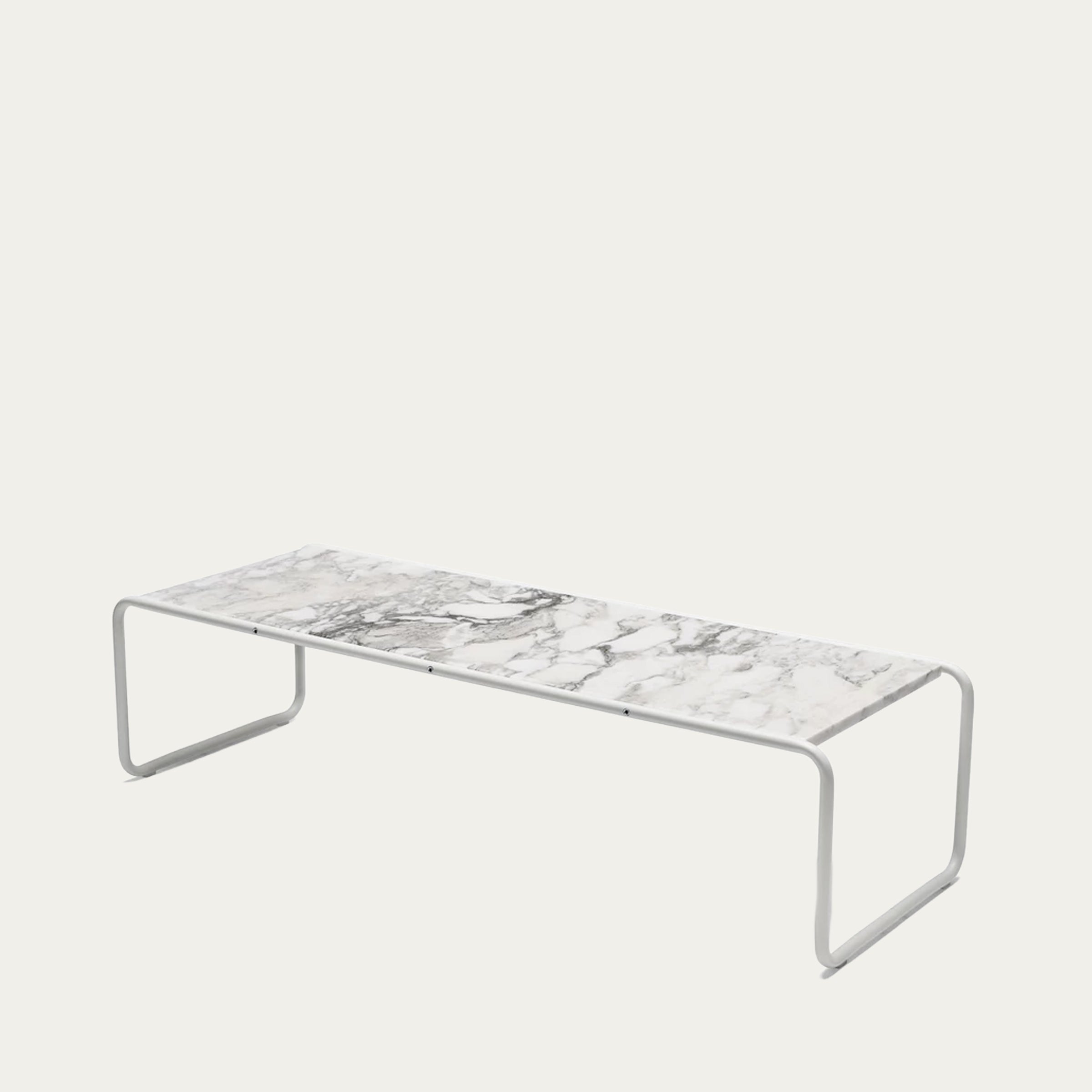 Laccio Tisch von Marcel Breuer mit eleganter weißer Marmorplatte und weißem Stahlrohrgestell im Bauhaus-Design