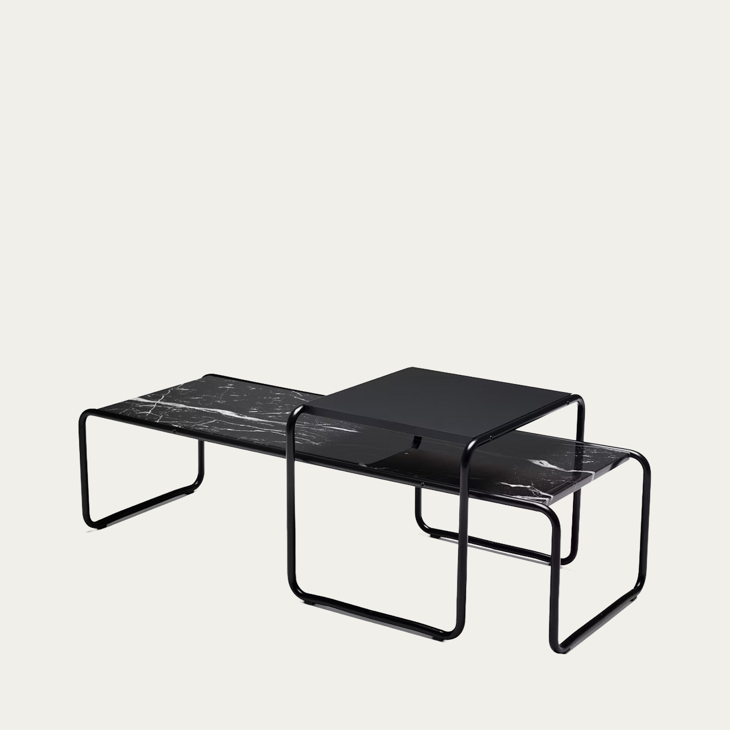 Zwei Laccio Tische von Marcel Breuer im Set: schwarzer Marmor und schwarze Platte, jeweils mit schwarzem Stahlrohrgestell